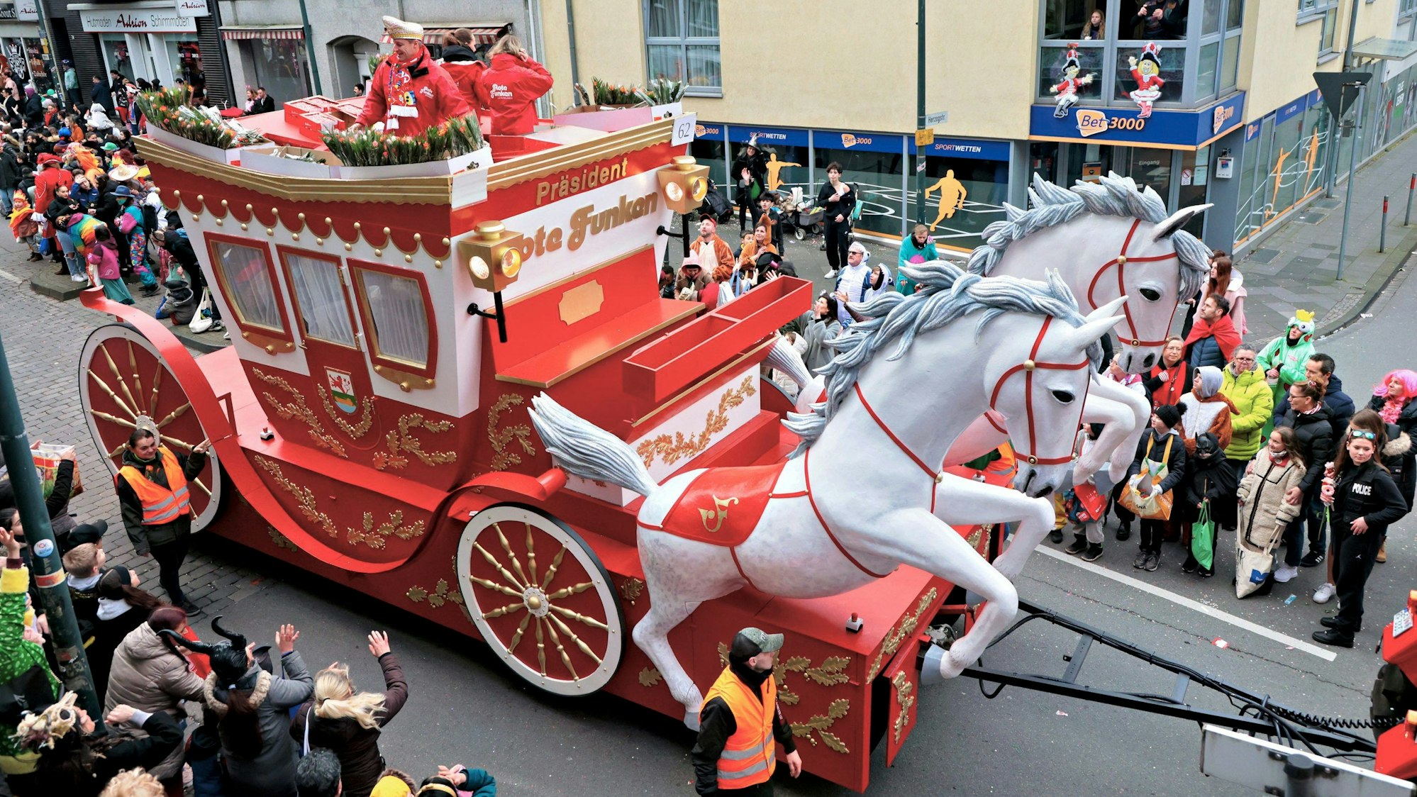 Wagen der Roten Funken im Opladener Rosenmontagszug