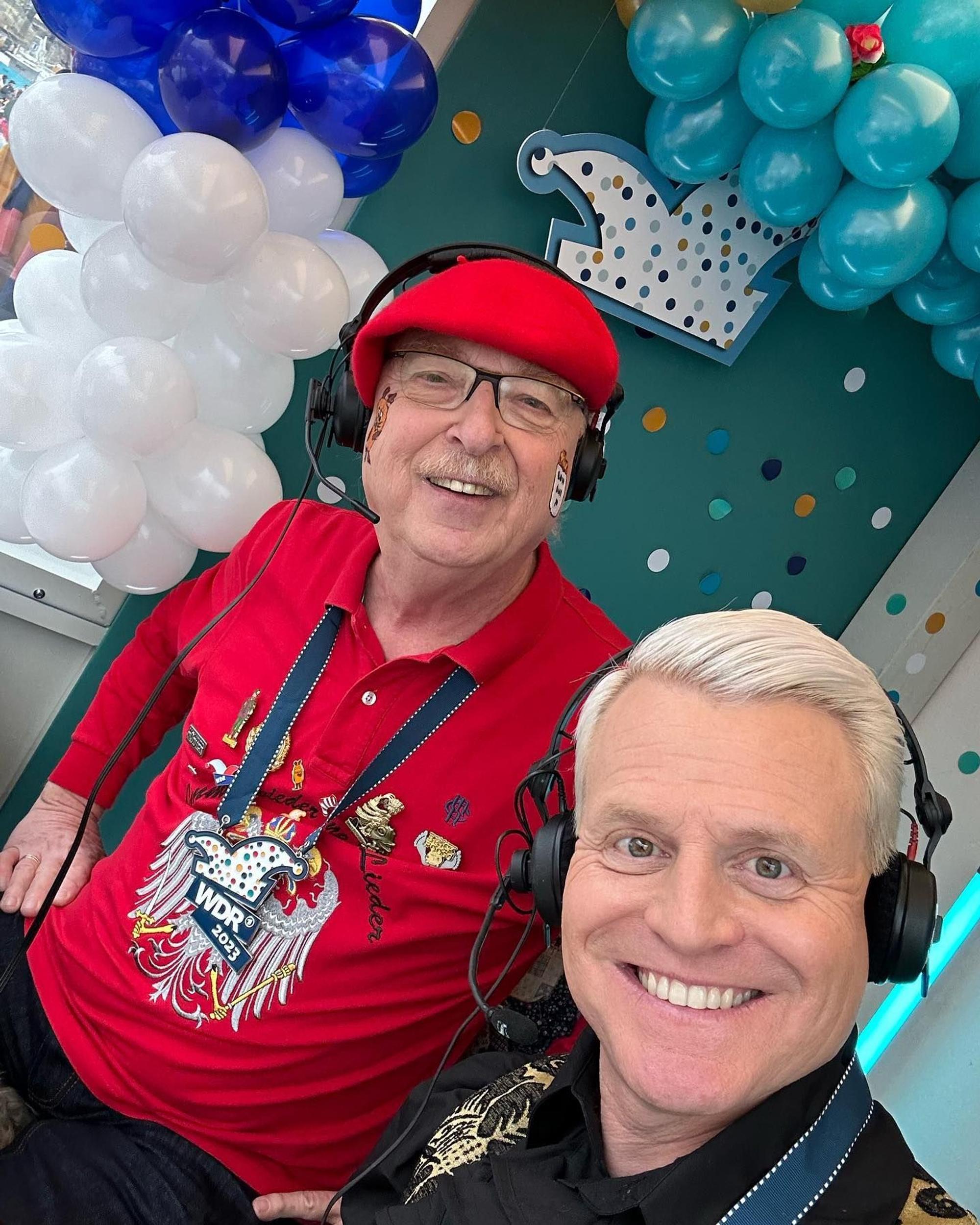 Wicky Junggeburth (l.) und Guido Cantz mit Kopfhörern in der Sprecherkabine