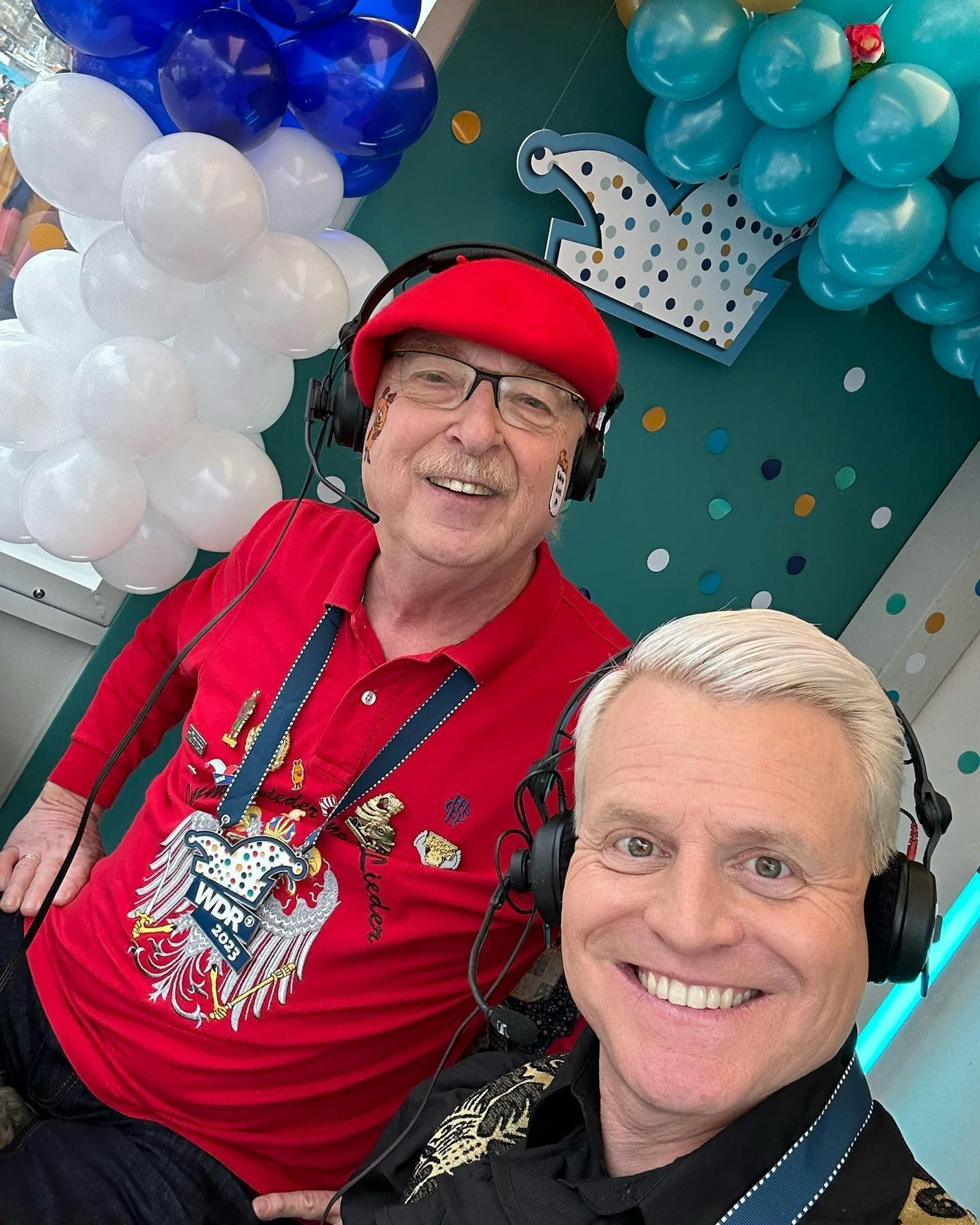 Wicky Junggeburth (l.) und Guido Cantz mit Kopfhörern in der Sprecherkabine