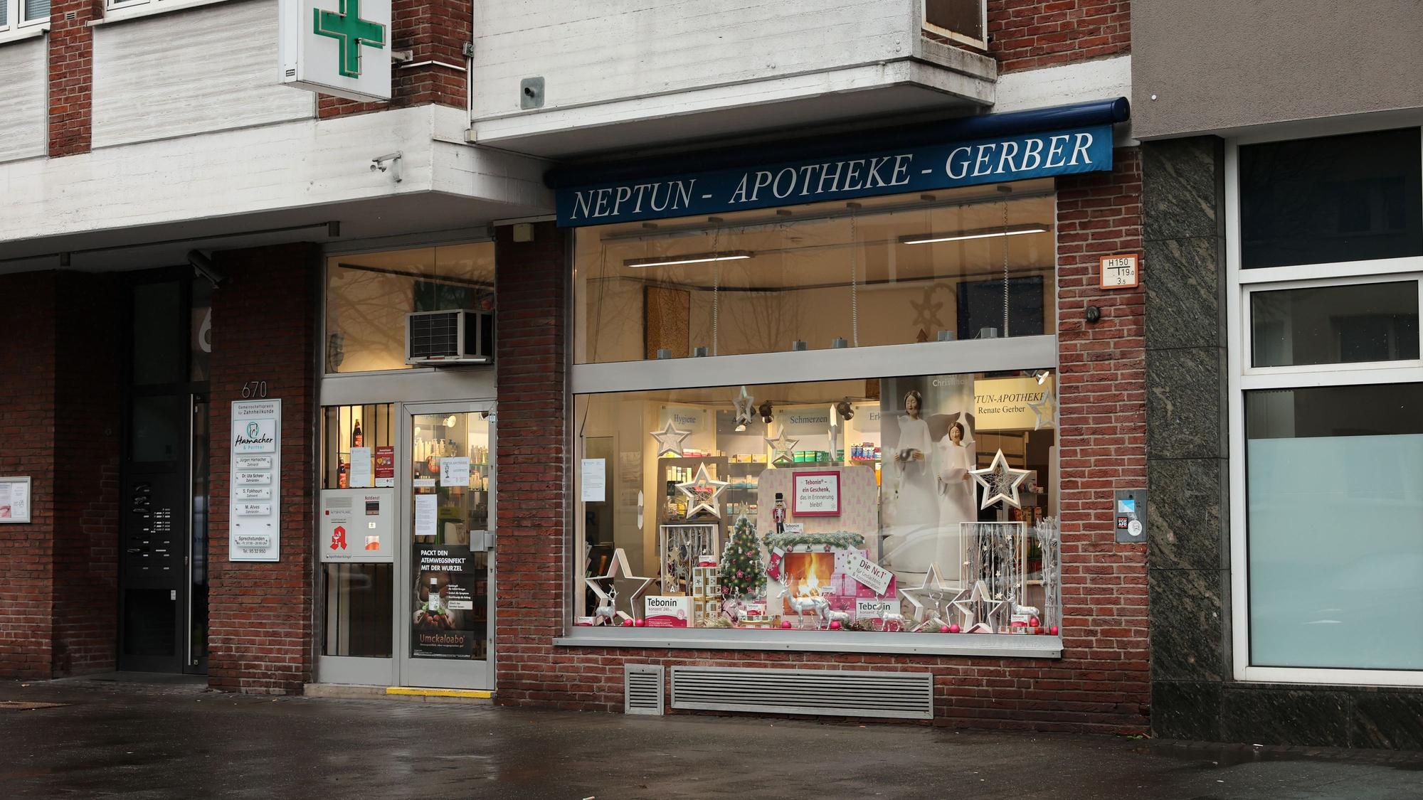 Das Bild zeigt das Schaufenster einer Notfallapotheke in Köln-Bickendorf