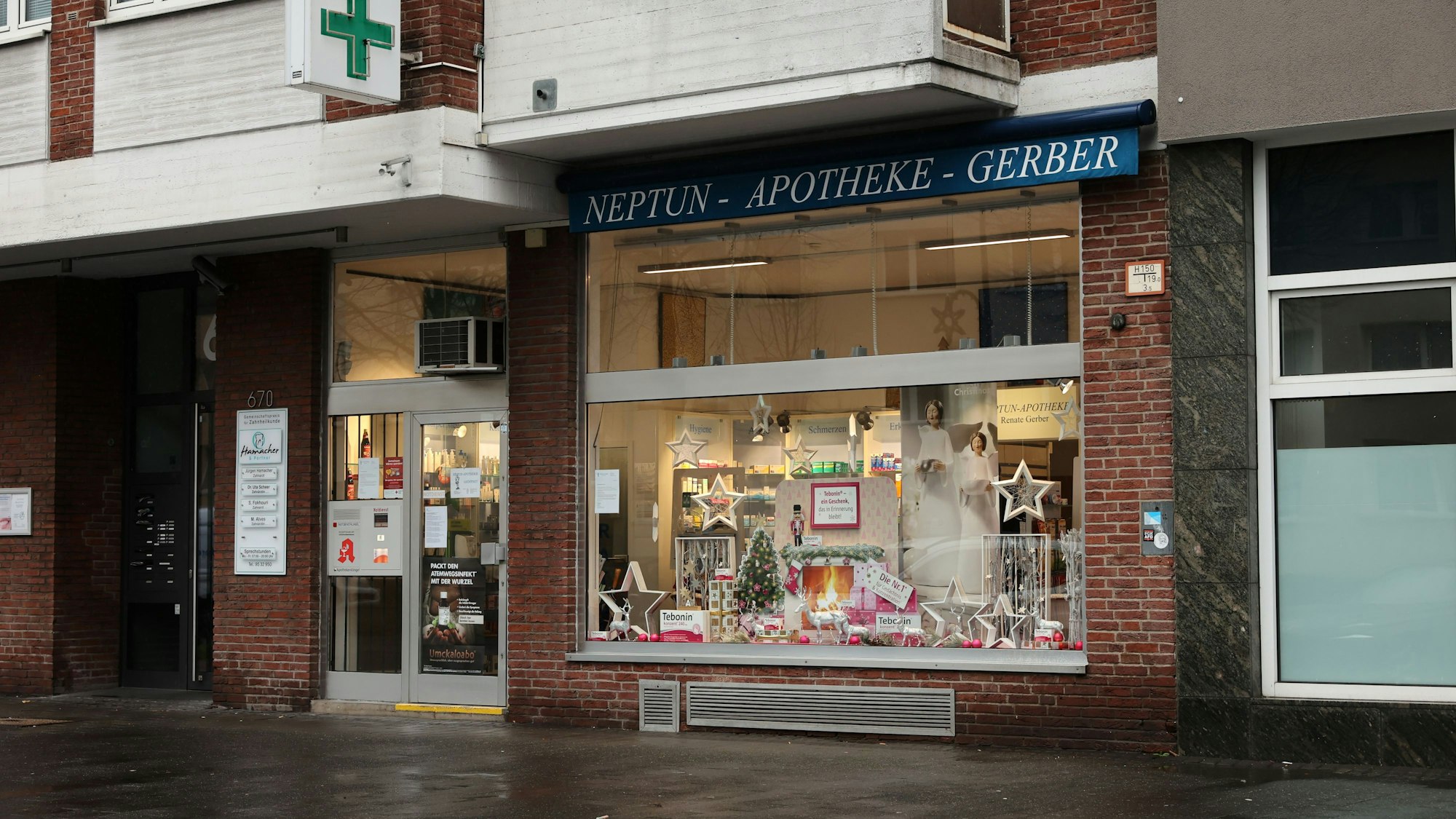 Das Bild zeigt das Schaufenster einer Notfallapotheke in Köln-Bickendorf