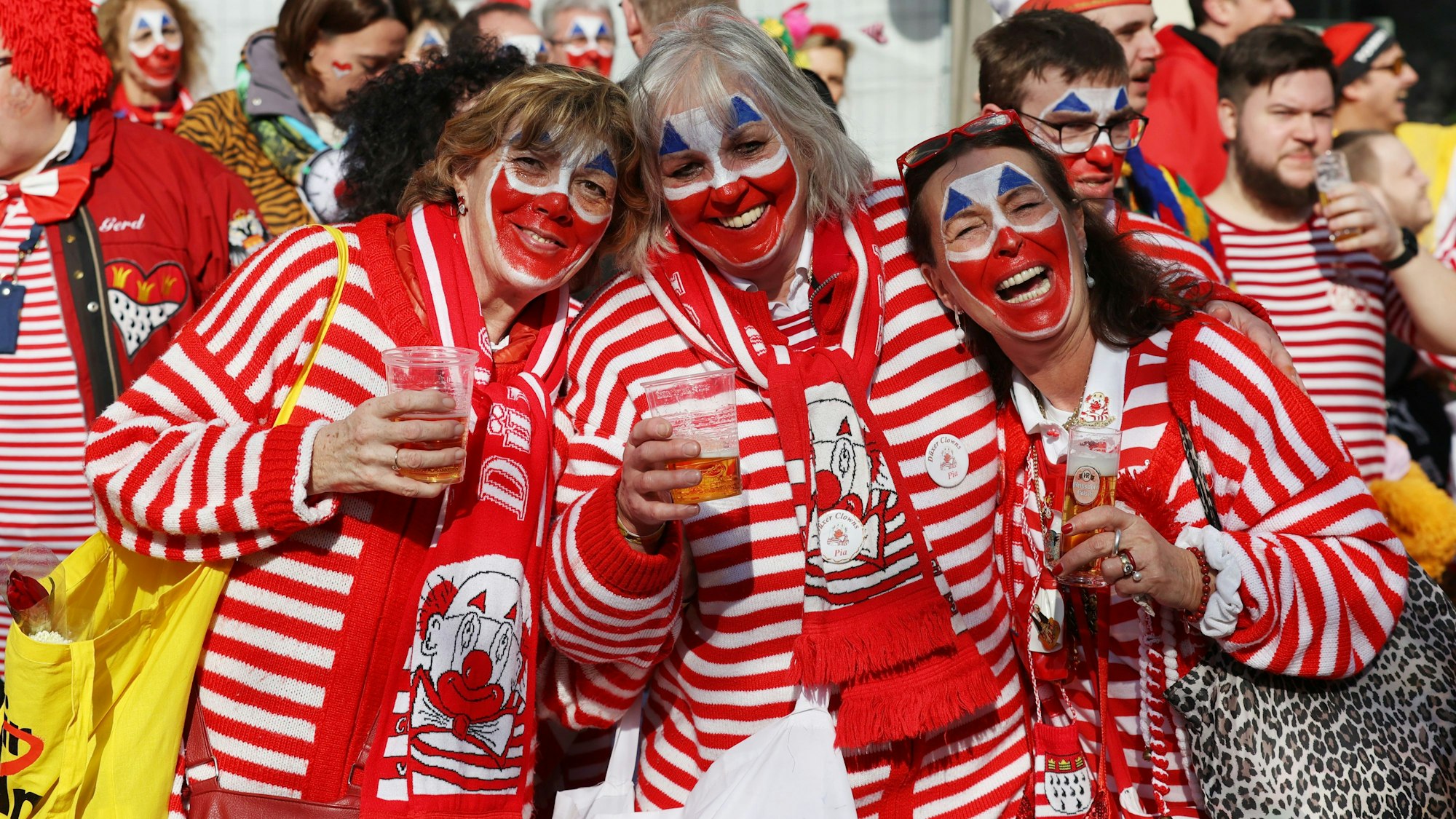Drei verkleidete Frauen mit einem Kölsch in der Hand.
