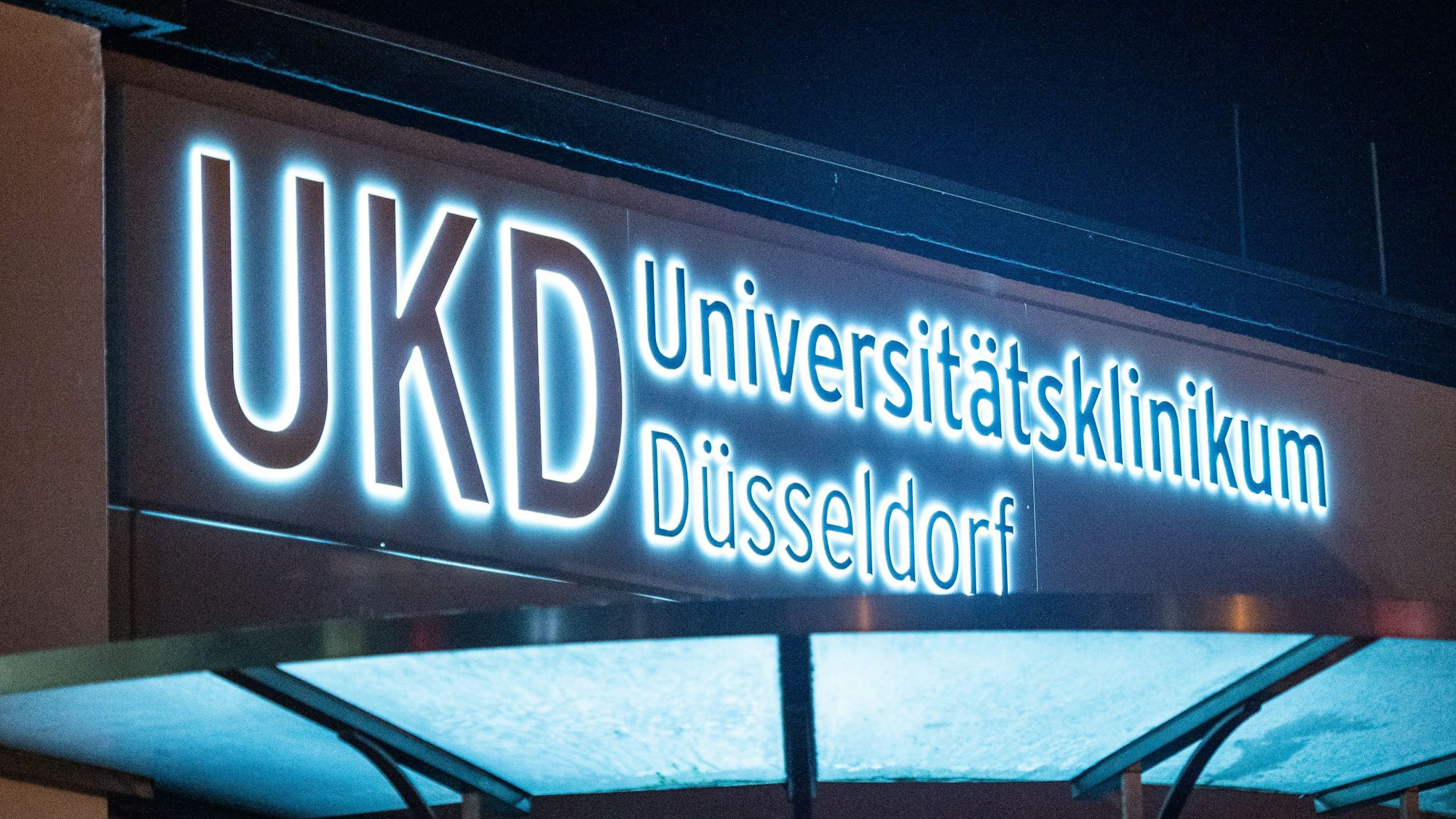Eine beleuchtete Schrift ist zu sehen: UKD - Universitätsklinikum Düsseldorf.