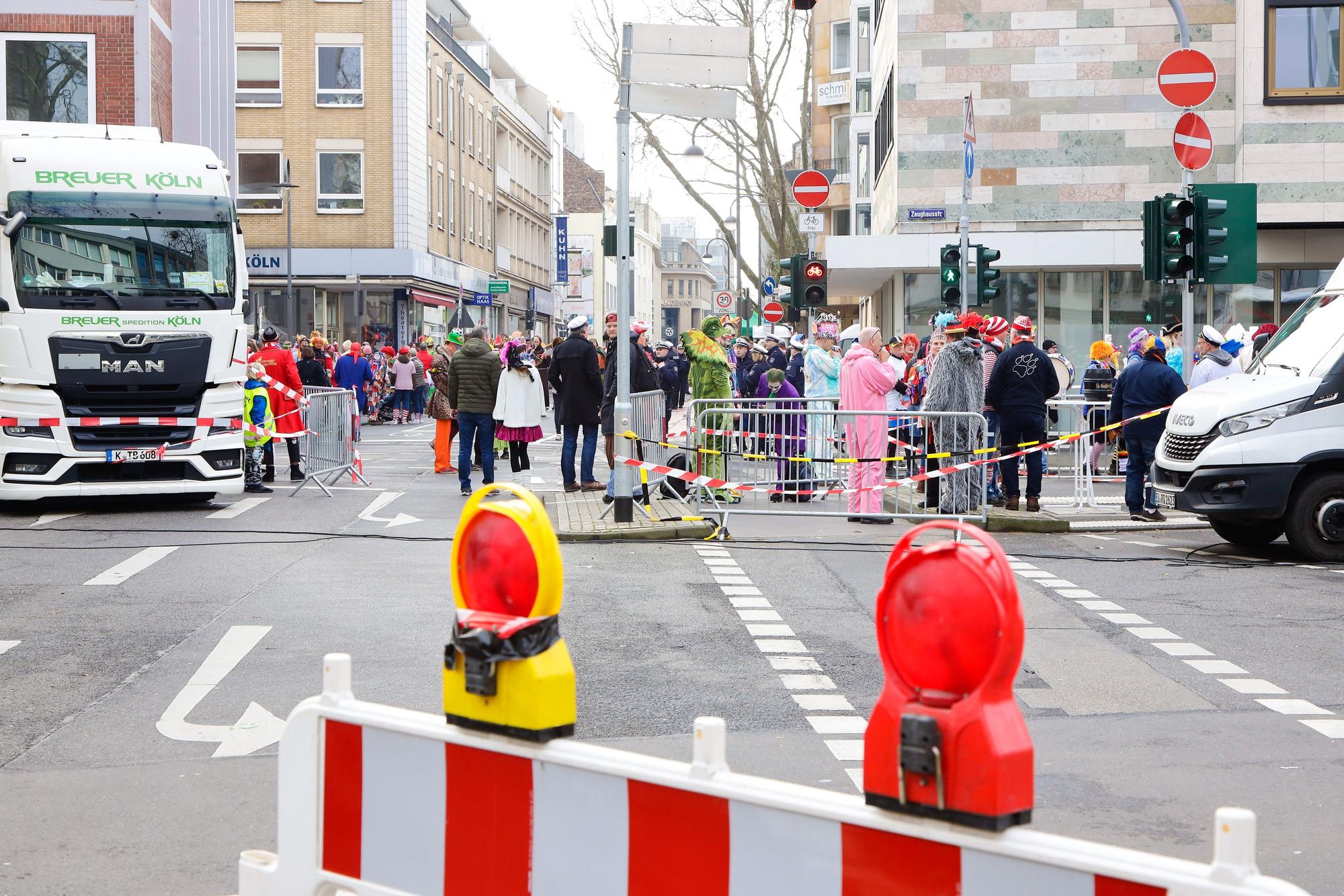Blick von der Mohrenstraße auf die Zeughausstraße, wo der Rosenmontagszug entlangläuft.