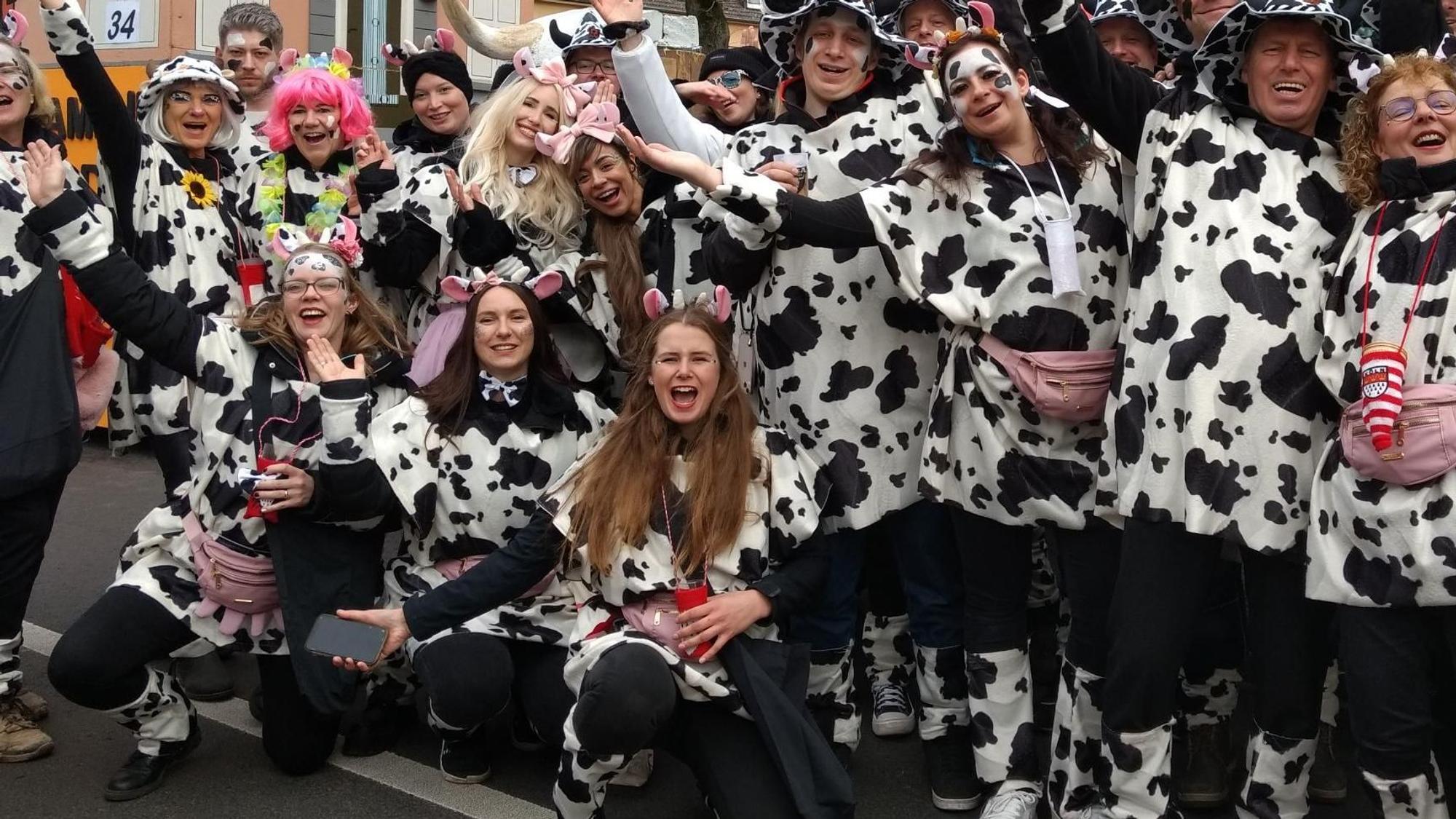 Die Anmeldezahlen für den Rosenmontagszug in Opladen, hier 2023, sind normal.