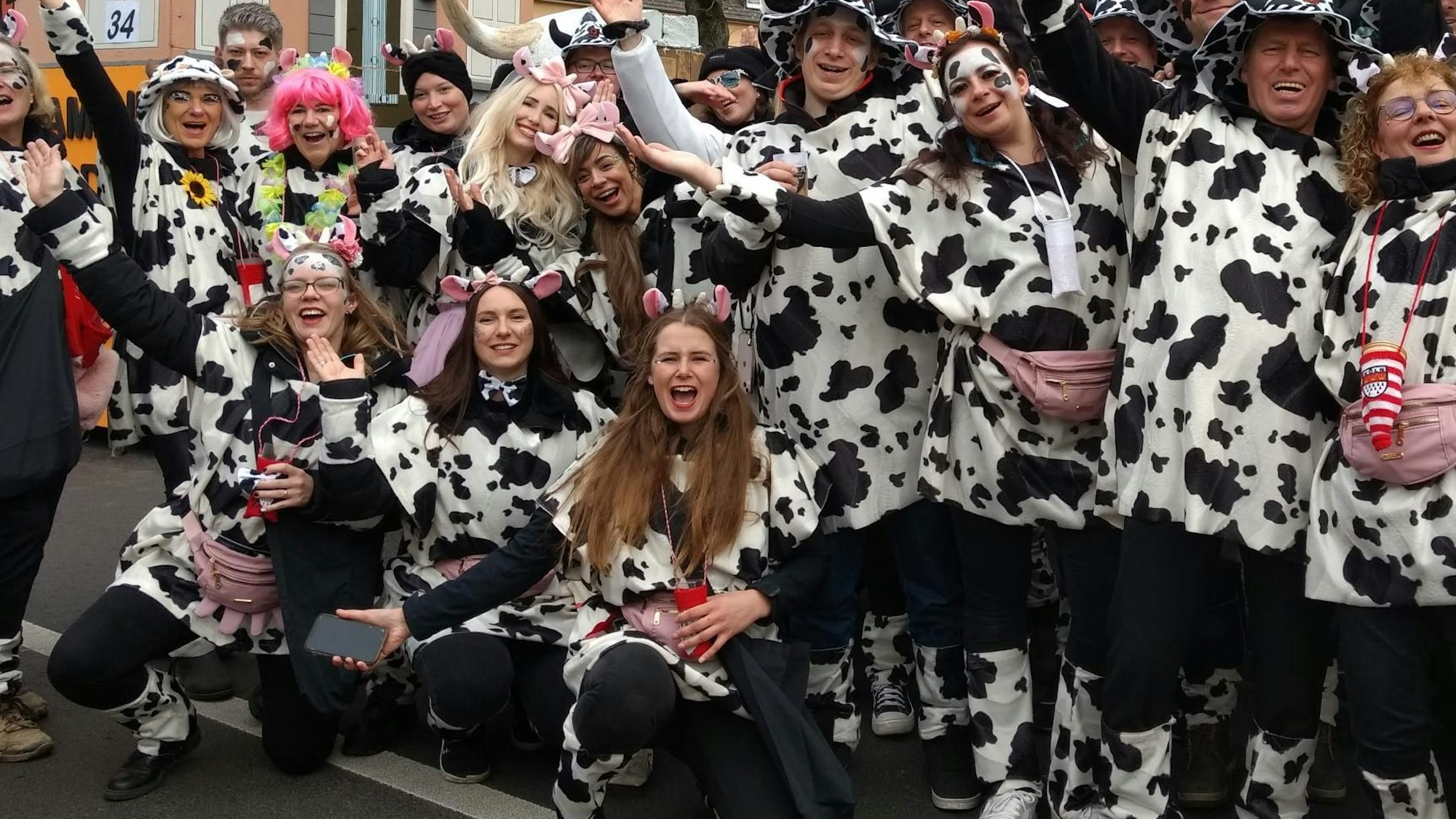 Die Anmeldezahlen für den Rosenmontagszug in Opladen, hier 2023, sind normal.