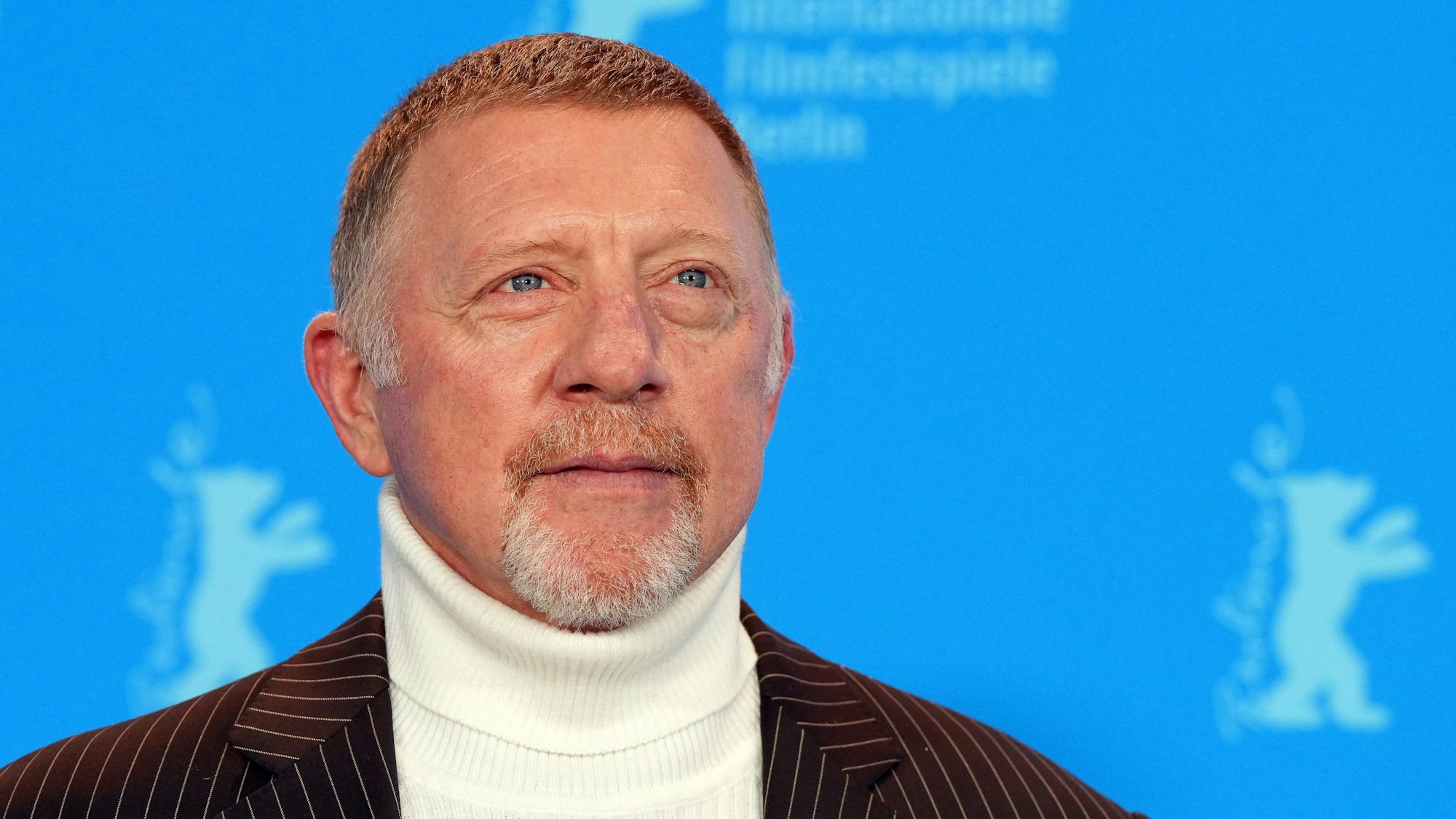 Boris Becker, ehemaliger Tennis-Profi und Protagonist, steht beim Fototermin zum Film ‚Boom! Boom! The World vs. Boris Becker‘ im Rahmen der Berlinale vor der Fotowand.