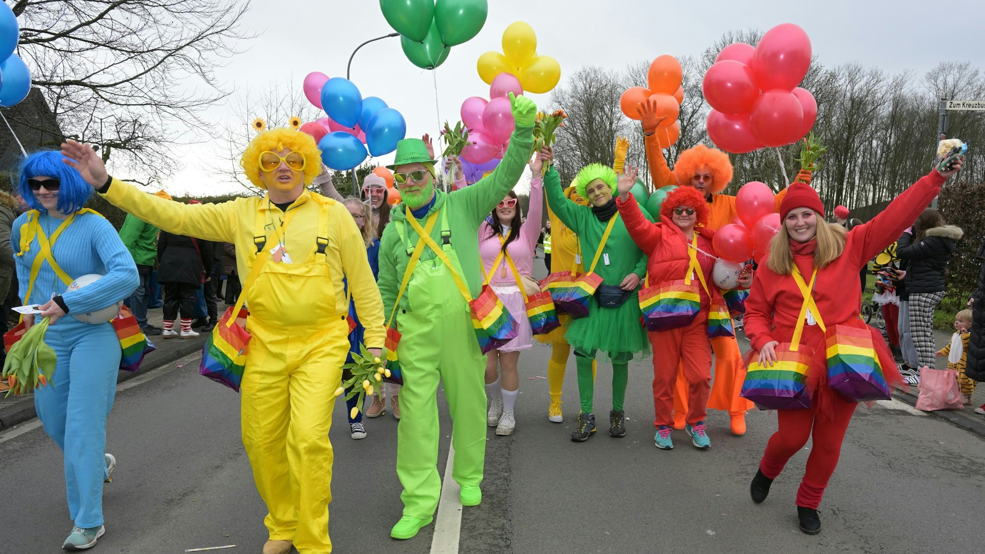 Die Lück von hück laufen bunt kostümiert auf dem Zug in Herkenrath mit.