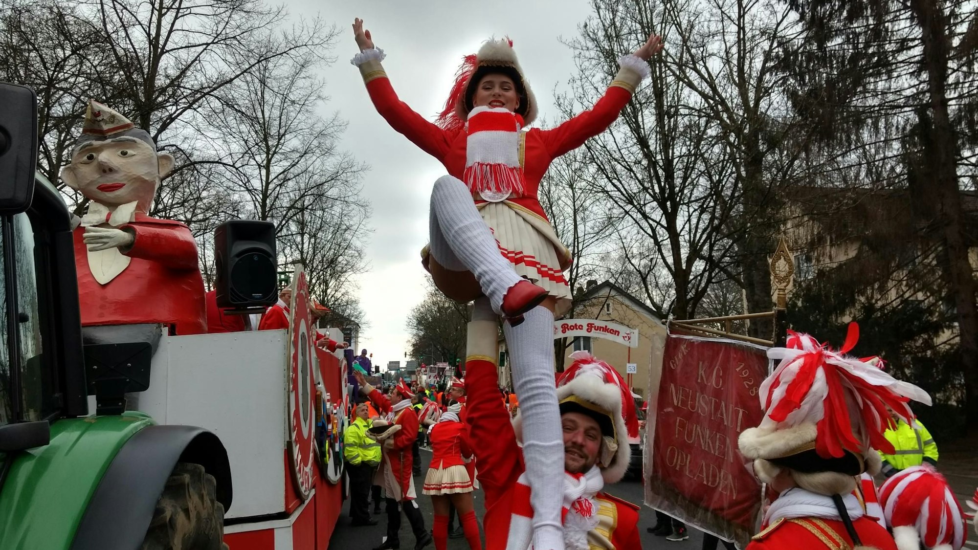Rosenmontagszug Opladen 2023 Karneval Leverkusen Zug Karnevalszug
Tanzmariechen Alina Meermann und Tanzoffizier Florian Hessenbruch proben kurz vor dem Zug noch eine Hebefigur.