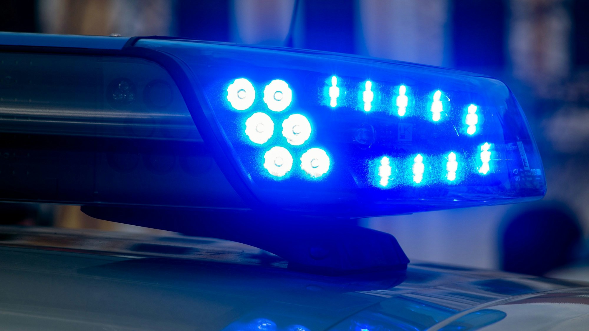 Ein Blaulicht der Polizei leuchtet auf.