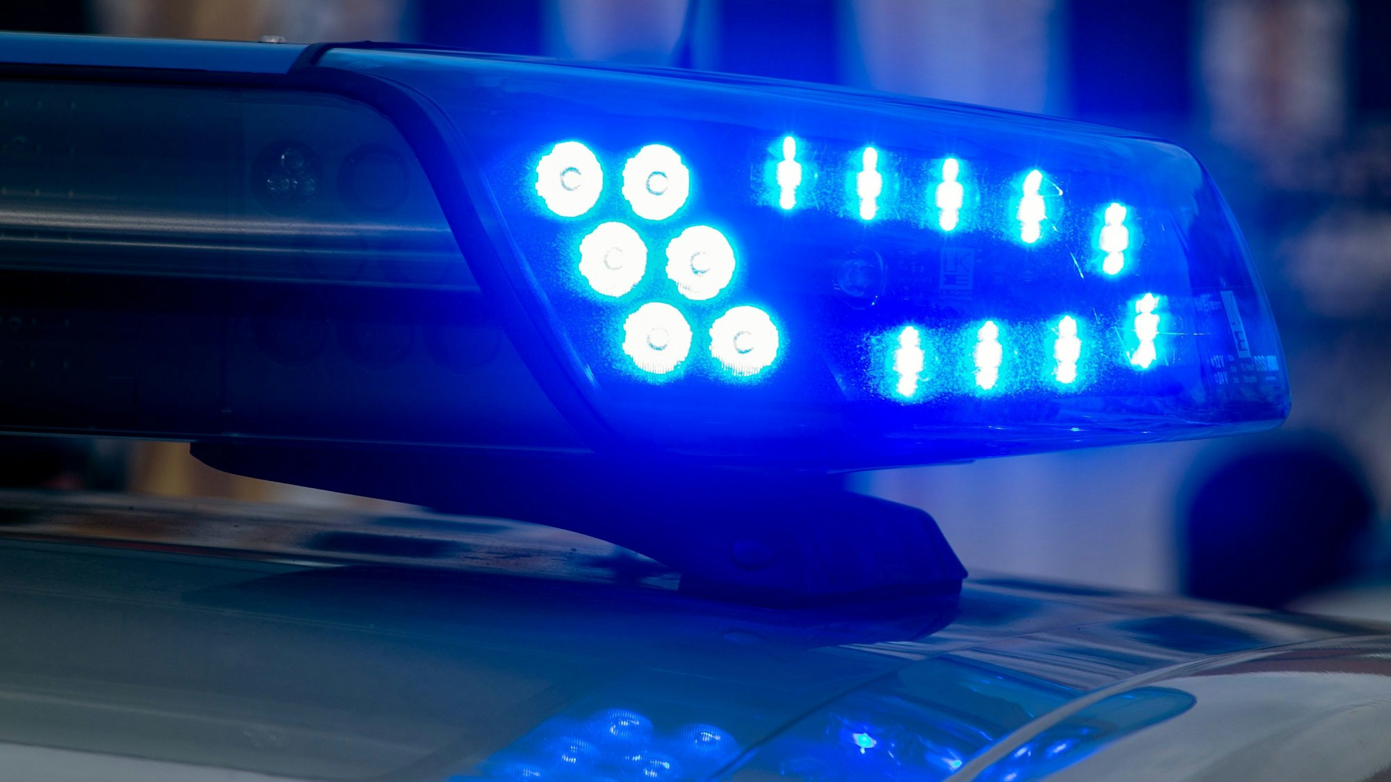 Das Blaulicht auf einem Polizeiauto.