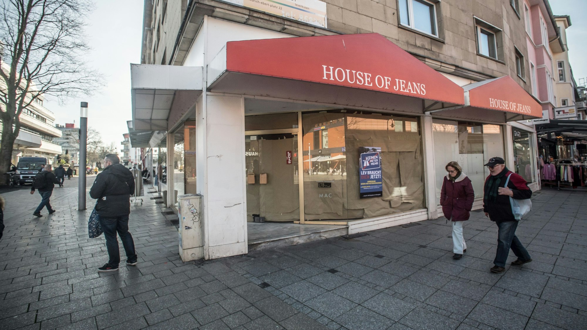 Fußgängerzone Wiesdorf. Das Ladenlokal von House of Jeans, die Fenster sind abgeklebt.