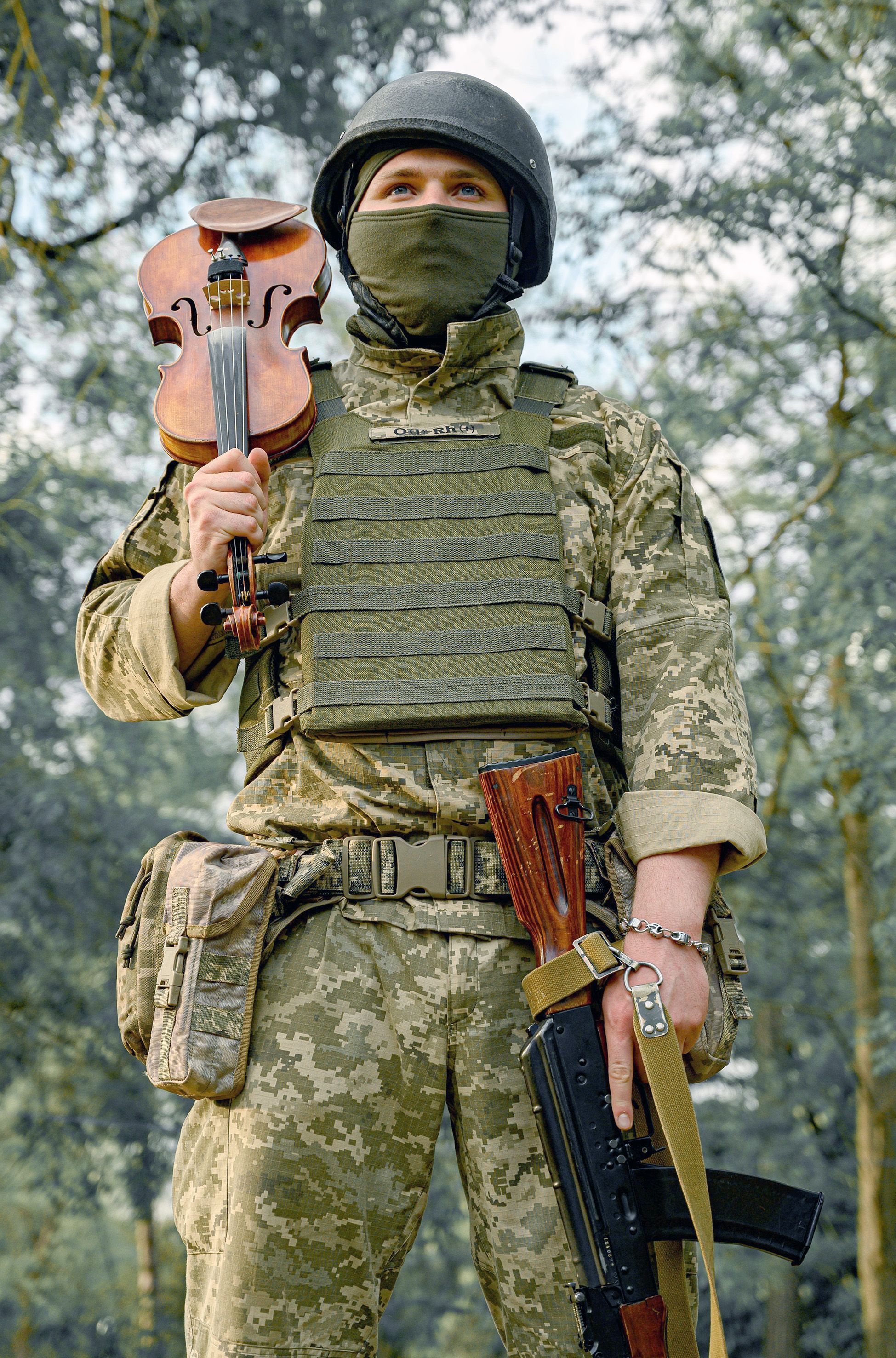 Der ukrainische Soldat Moisei Bondarenko spielt mit seiner Violine im Kriegsgebiet.