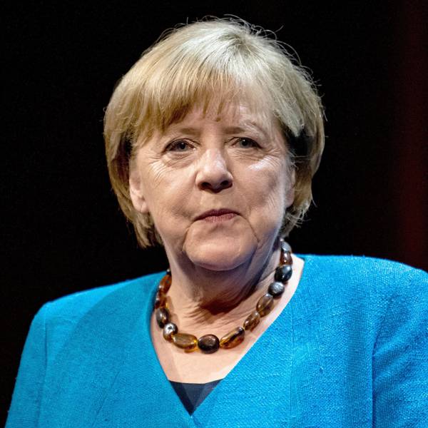 Die ehemalige Bundeskanzlerin Angela Merkel blickt an der Kamera vorbei.