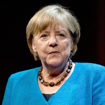 Die ehemalige Bundeskanzlerin Angela Merkel blickt an der Kamera vorbei.