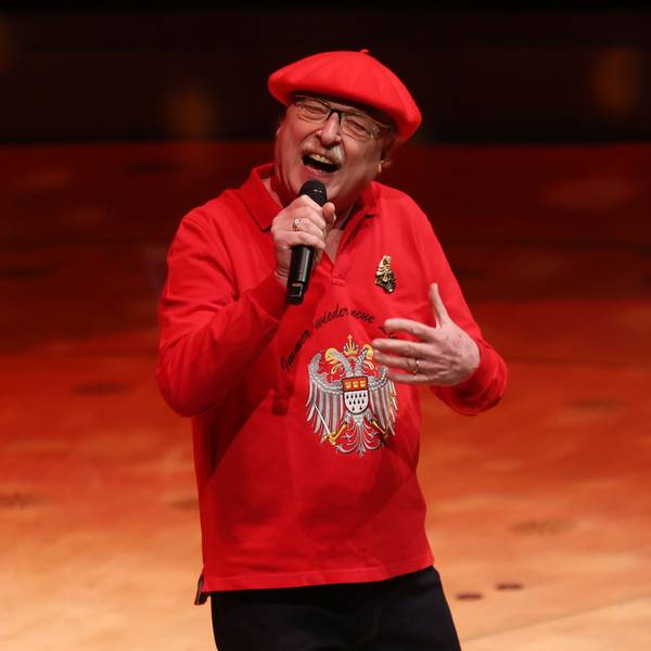 Wicky Junggeburth beim Singen auf der Bühne