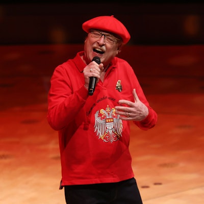 Wicky Junggeburth beim Singen auf der Bühne