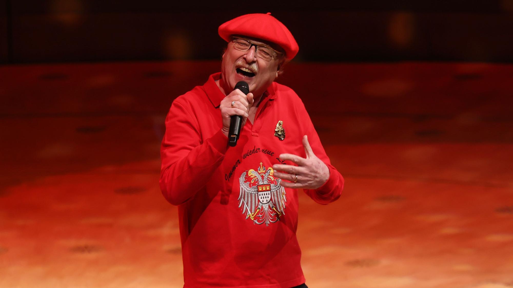 Wicky Junggeburth beim Singen auf der Bühne