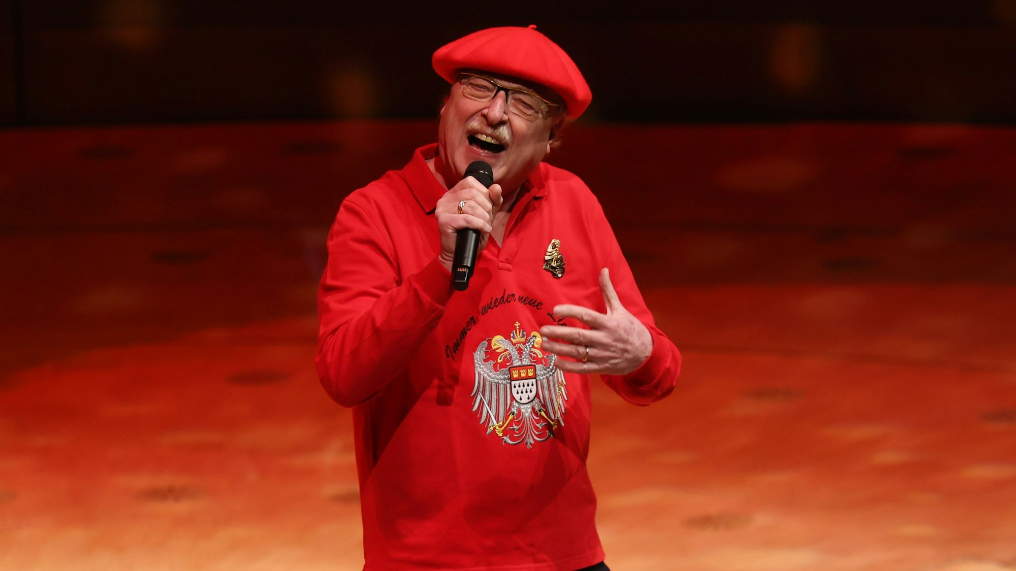 Wicky Junggeburth beim Singen auf der Bühne