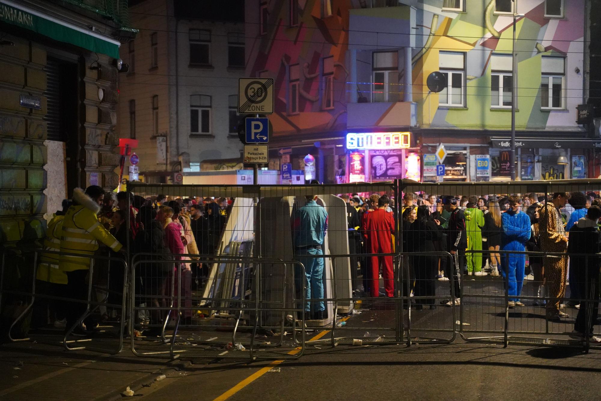 Menschen auf der Zülpicher Straße.