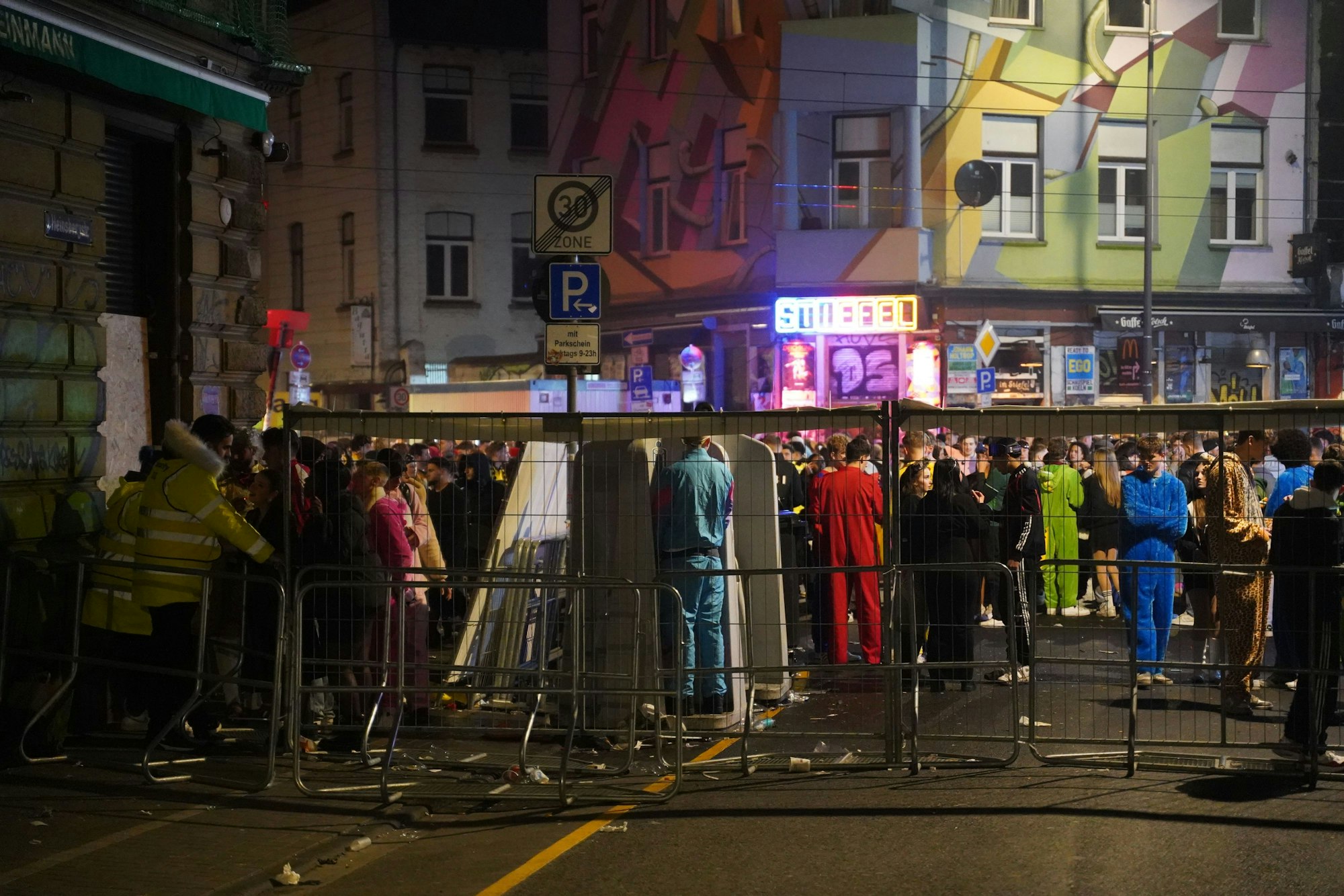 Menschen auf der Zülpicher Straße.