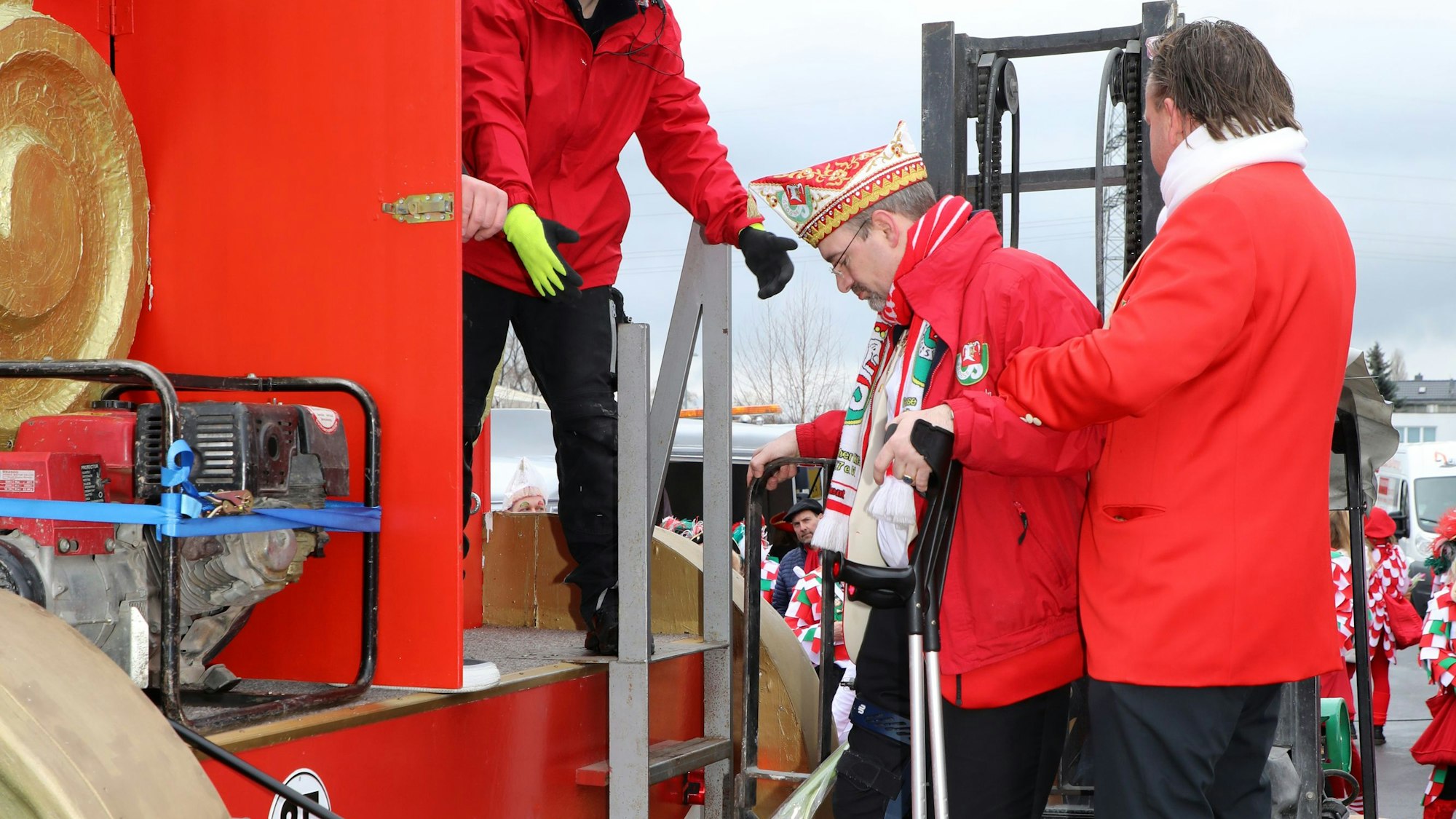 Ein Gabelstapler hebt den Präsidenten auf den Zochwagen.
