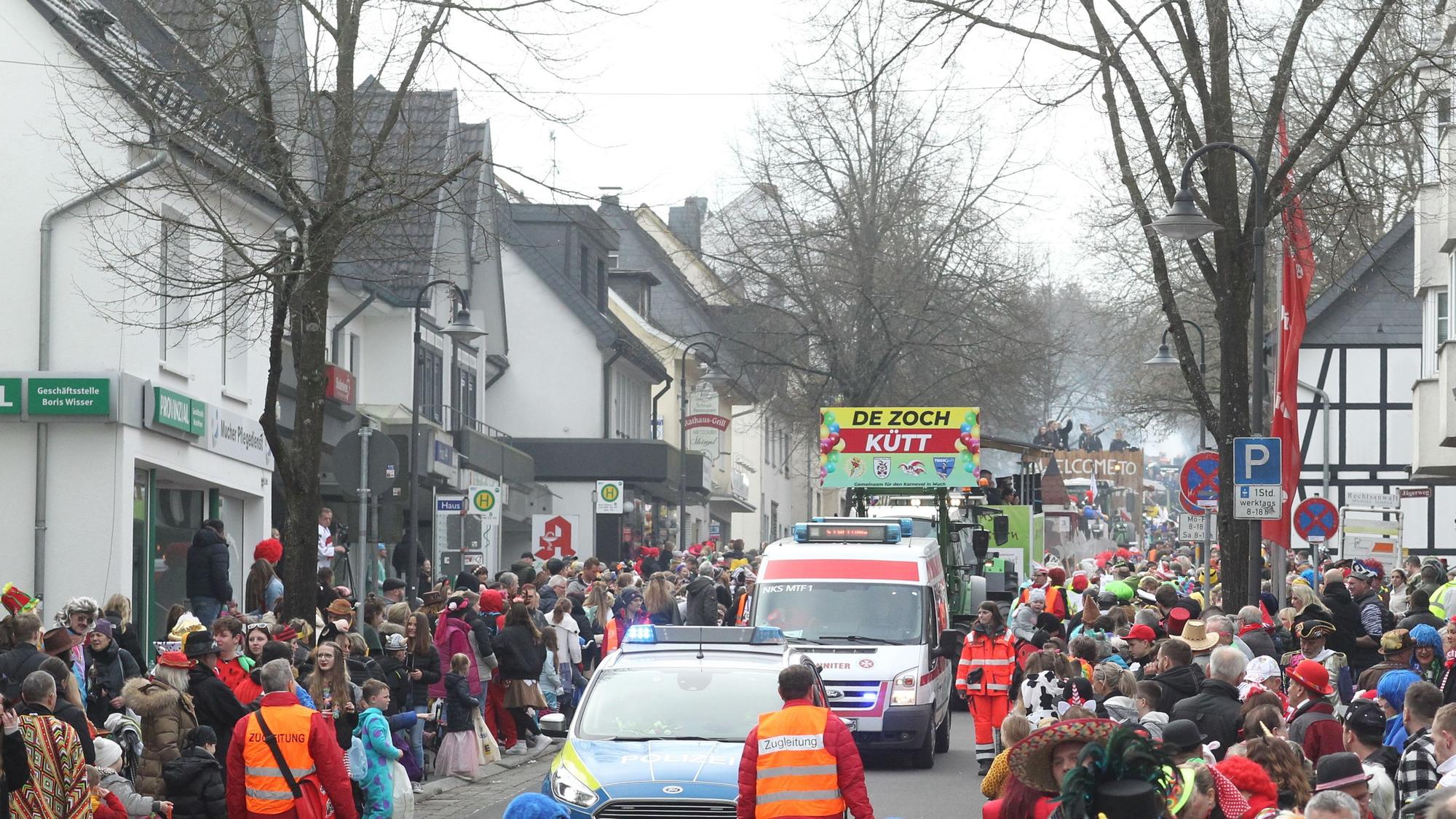 Rosenmontagszug in der Hauptstraße in Much
