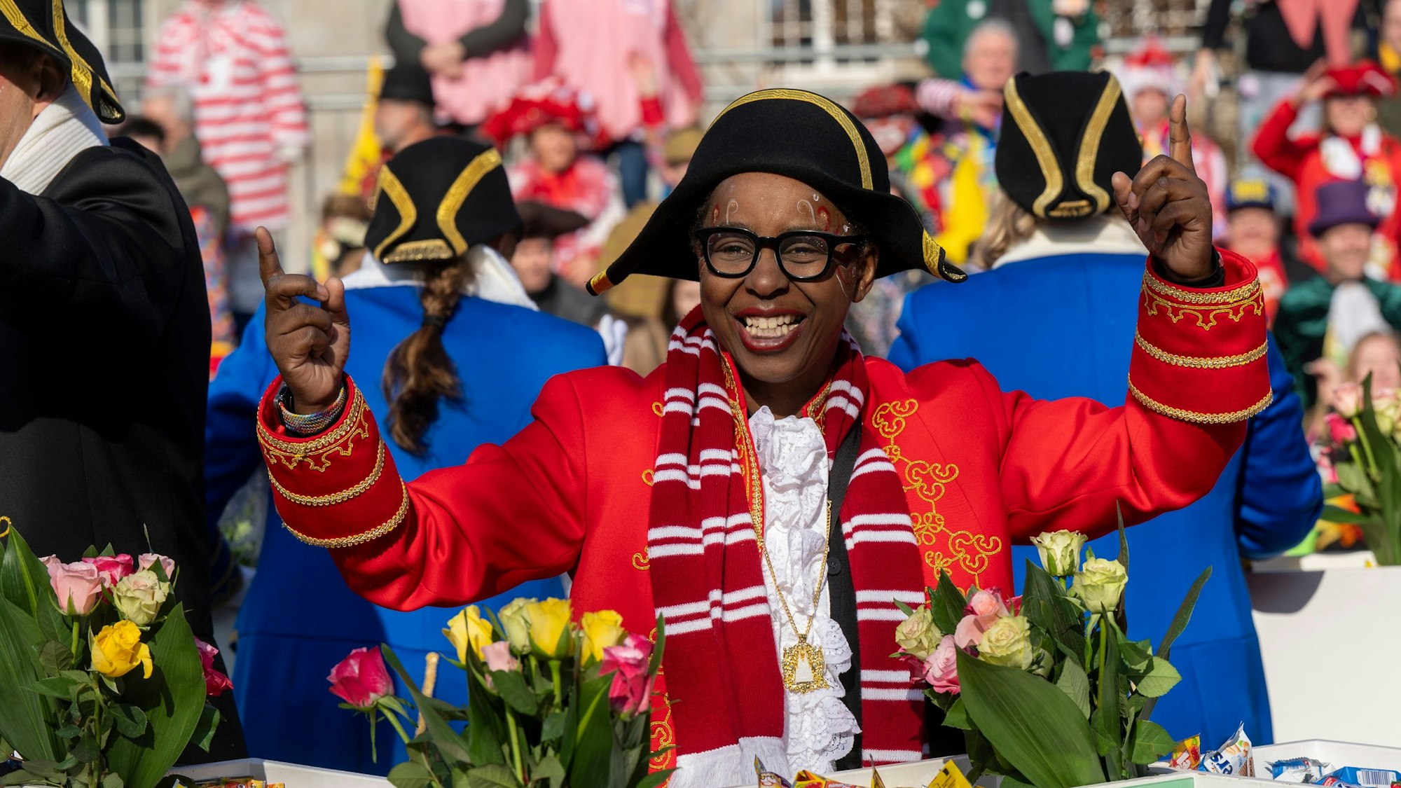 Shary Reeves im roten Gewand beim Rosenmontagszug.