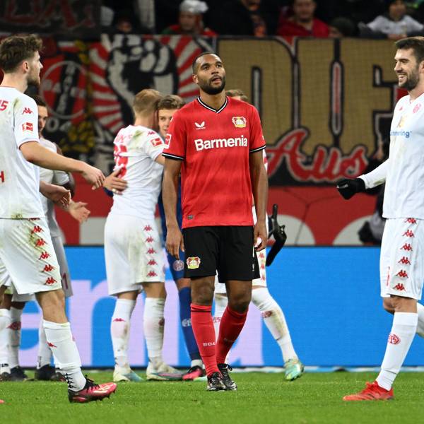 19.02.2023, Nordrhein-Westfalen, Leverkusen: Fußball: Bundesliga, Bayer Leverkusen - FSV Mainz 05, 21. Spieltag, in der BayArena: Leverkusens Jonathan Tah (M) steht nach dem Spiel auf dem Platz, während die Mainzer ihren 2:3-Auswärtssieg feiern. Foto: Federico Gambarini/dpa - WICHTIGER HINWEIS: Gemäß den Vorgaben der DFL Deutsche Fußball Liga bzw. des DFB Deutscher Fußball-Bund ist es untersagt, in dem Stadion und/oder vom Spiel angefertigte Fotoaufnahmen in Form von Sequenzbildern und/oder videoähnlichen Fotostrecken zu verwerten bzw. verwerten zu lassen. +++ dpa-Bildfunk +++