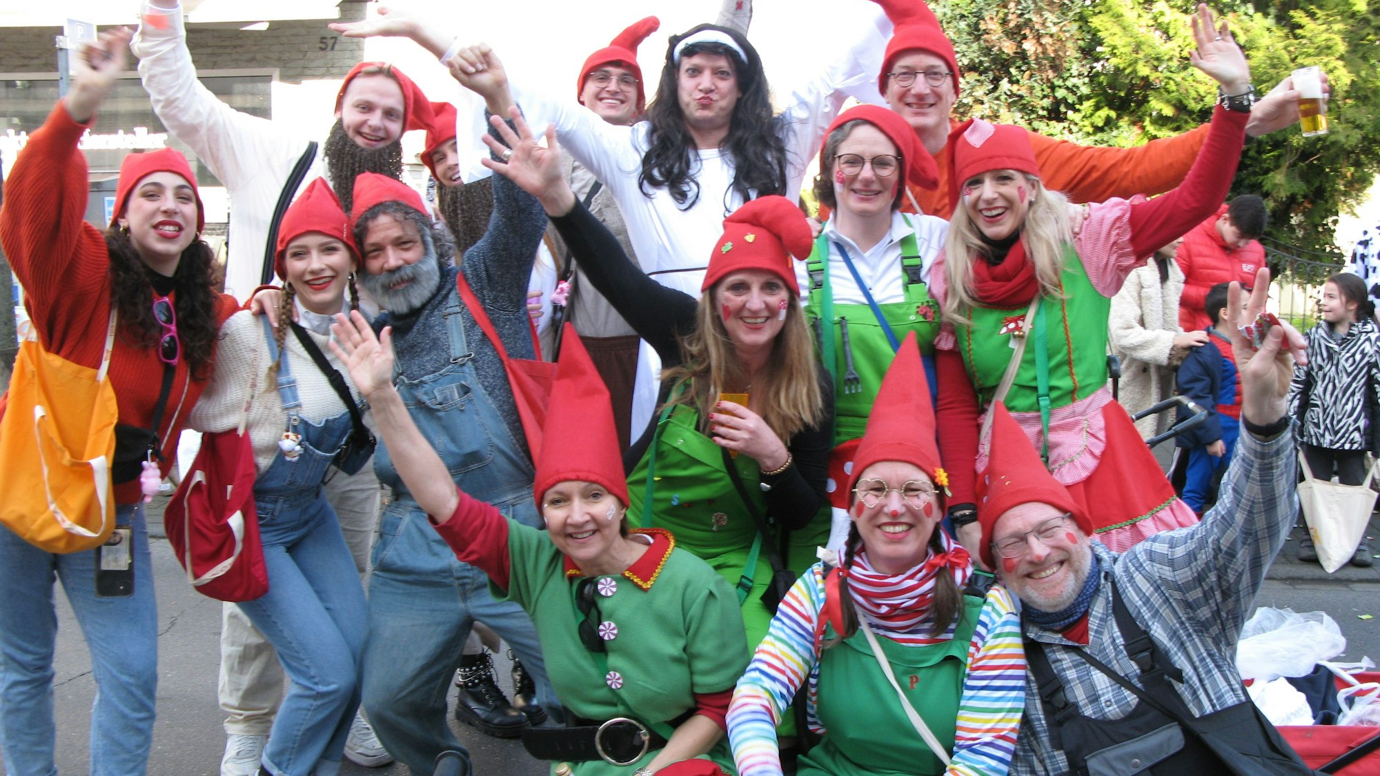 Eine Gruppe Menschen, verkleidet als Zwerge.