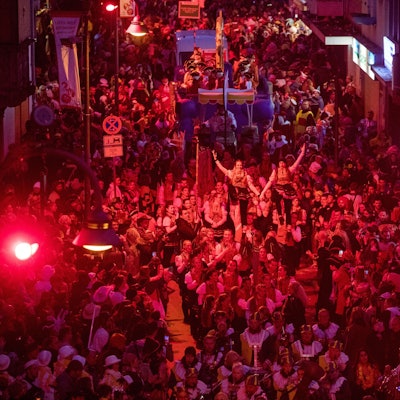 Der Rosenmontagszug auf der Severinstraße.