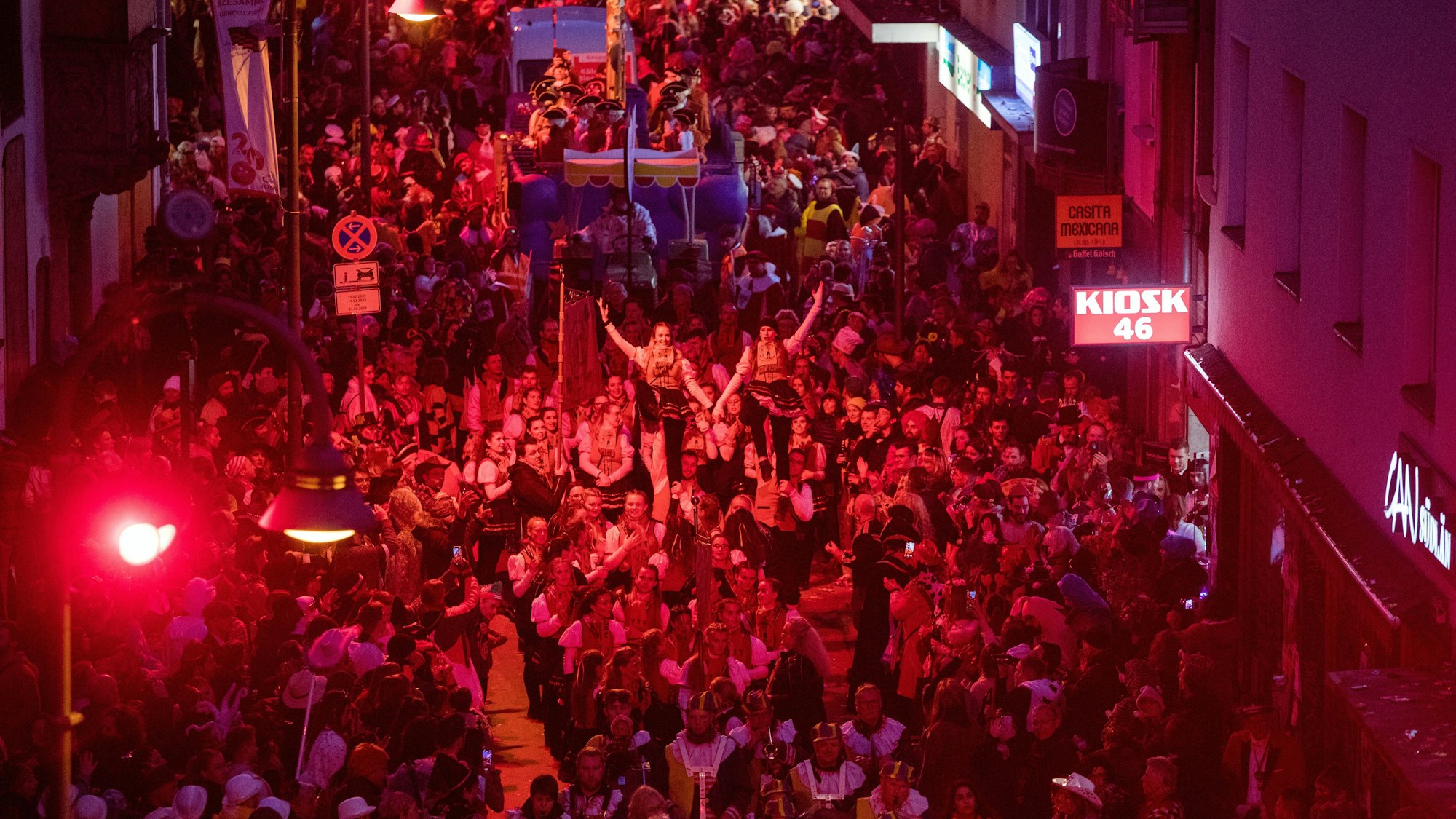 Der Rosenmontagszug auf der Severinstraße.