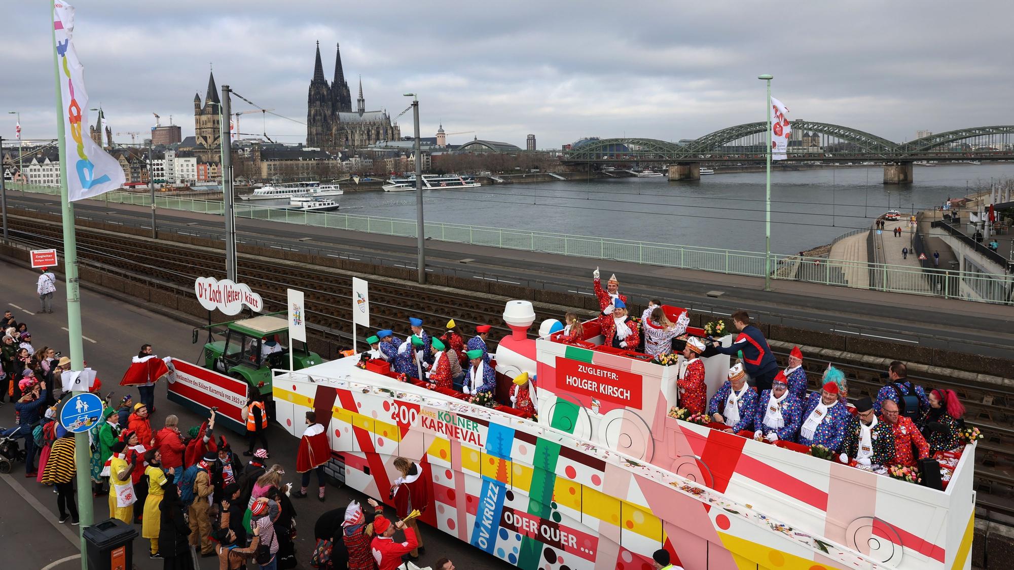 20.02.2023
Köln:
Rosenmontag
zum 1. Mal von Deutz aus
Zugleiter Holger Kirsch auf der Deutzer Brücke
Foto: Martina Goyert