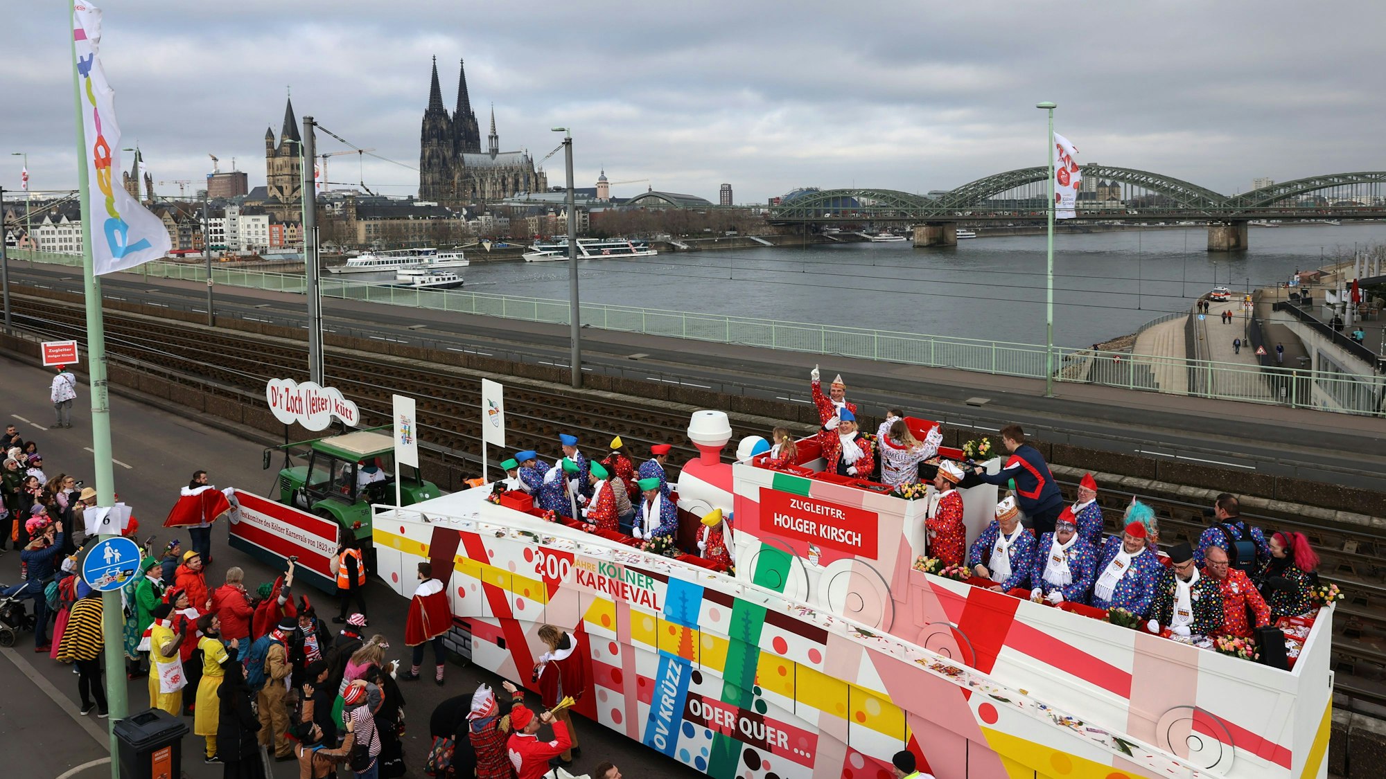 20.02.2023
Köln:
Rosenmontag
zum 1. Mal von Deutz aus
Zugleiter Holger Kirsch auf der Deutzer Brücke
Foto: Martina Goyert