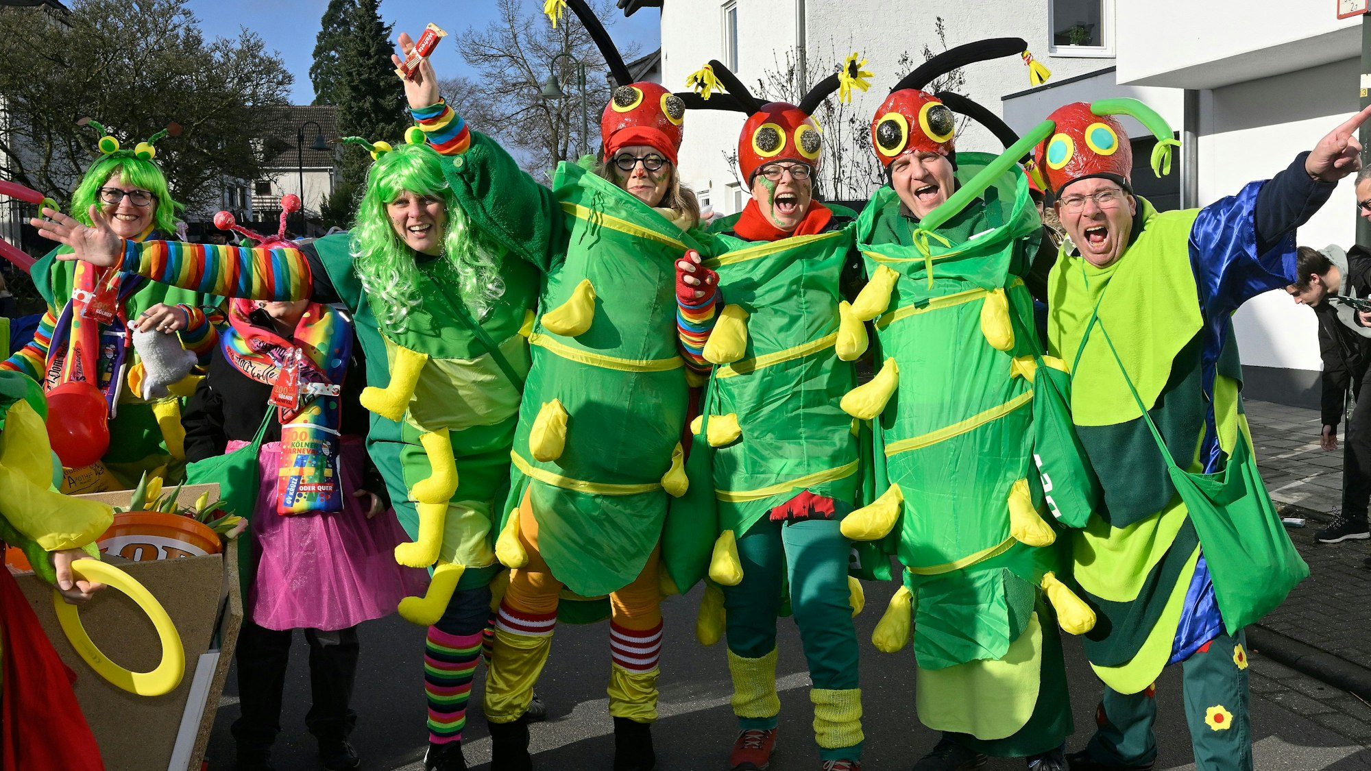 Eine Gruppe, die als Raupen verkleidet ist.