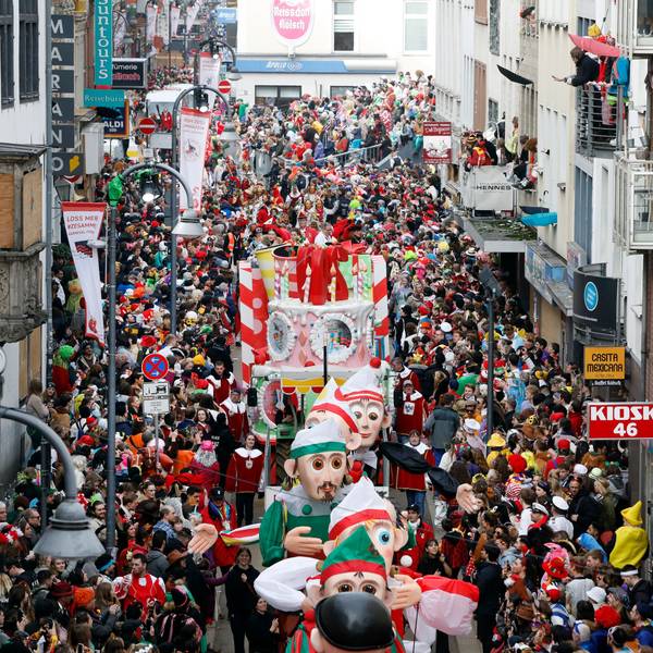 Eine Menschenmenge begleitet den Rosenmontagszug in der Kölner Innenstadt.