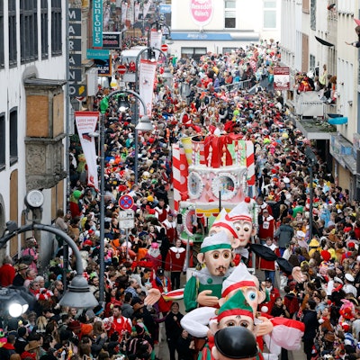 Eine Menschenmenge begleitet den Rosenmontagszug in der Kölner Innenstadt.