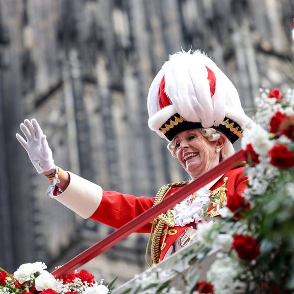 Kölns Oberbürgermeisterin Henriette Reker beim Rosenmontagszug 2023.