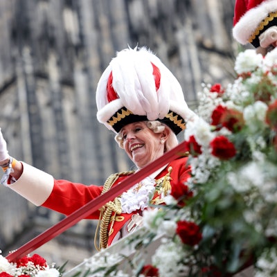 Kölns Oberbürgermeisterin Henriette Reker beim Rosenmontagszug 2023.