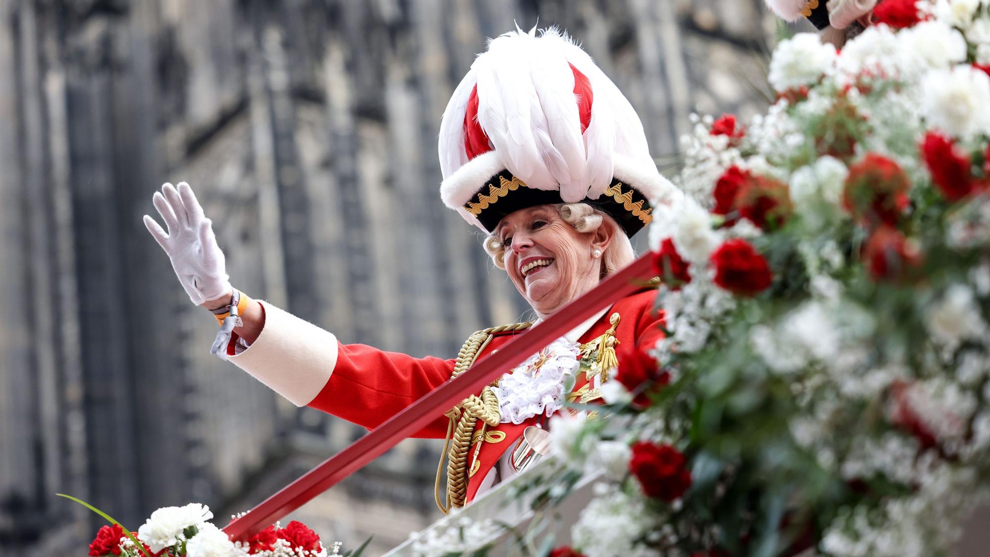 Kölns Oberbürgermeisterin Henriette Reker beim Rosenmontagszug 2023.