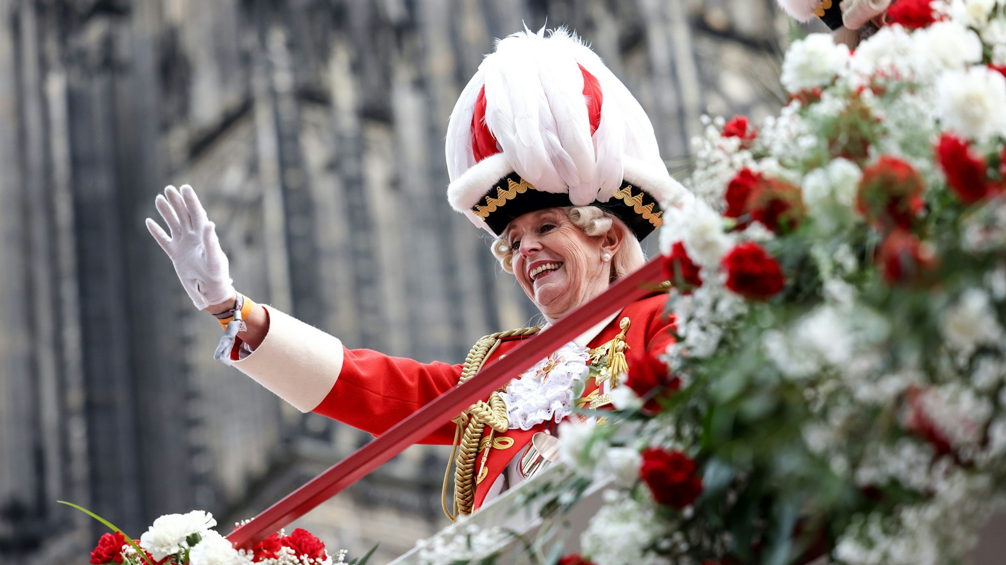 Kölns Oberbürgermeisterin Henriette Reker beim Rosenmontagszug 2023.