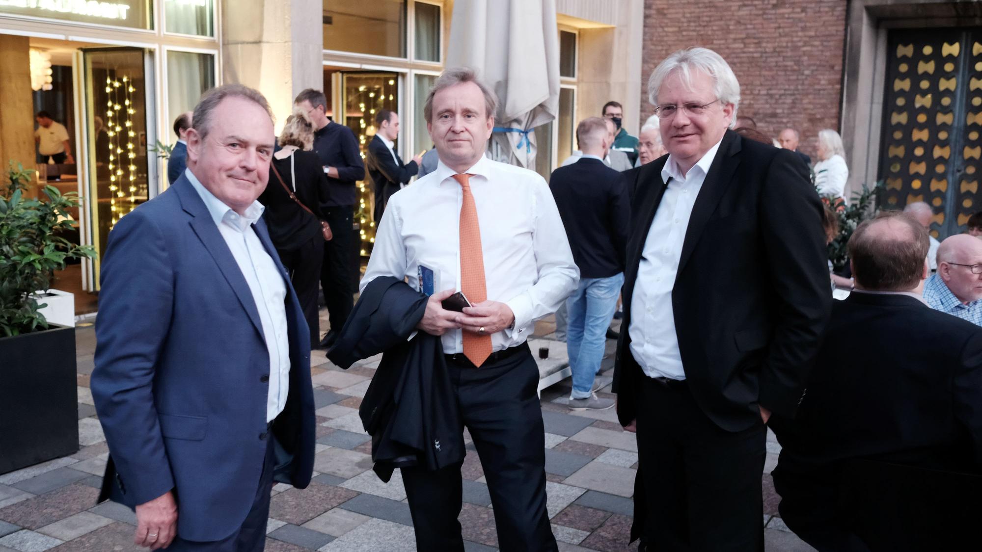 Zieht Bürgermeister Ralph Elster (rechts) in die Kommission ein? Auf dem Bild stehen noch Bauunternehmer Anton Bausinger (links) und Fraktionschef Bernd Petelkau.