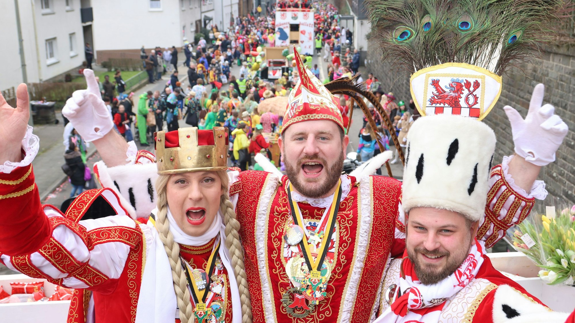 Das Engelskirchener Dreigestirn thront auf seinem Wagen.