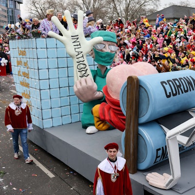 Der Mottowagen„ Laach doch ens, et weed widder wäde“, Motto der Session 2004, mit einer Darstellung eines von Corona, Energiekosten und Inflation gebeutelten Mittelständlers fährt im Festumzug mit. In Köln fand der erste Rosenmontagszug seit drei Jahren statt. 2021 und 2022 waren die Züge wegen Corona ausgefallen. 2022 gab es in Köln stattdessen eine Demonstration gegen den Angriffskrieg Russlands auf die Ukraine.
