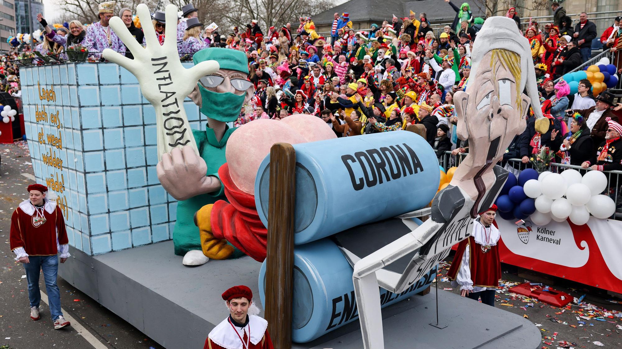 Der Mottowagen„ Laach doch ens, et weed widder wäde“, Motto der Session 2004, mit einer Darstellung eines von Corona, Energiekosten und Inflation gebeutelten Mittelständlers fährt im Festumzug mit. In Köln fand der erste Rosenmontagszug seit drei Jahren statt. 2021 und 2022 waren die Züge wegen Corona ausgefallen. 2022 gab es in Köln stattdessen eine Demonstration gegen den Angriffskrieg Russlands auf die Ukraine.