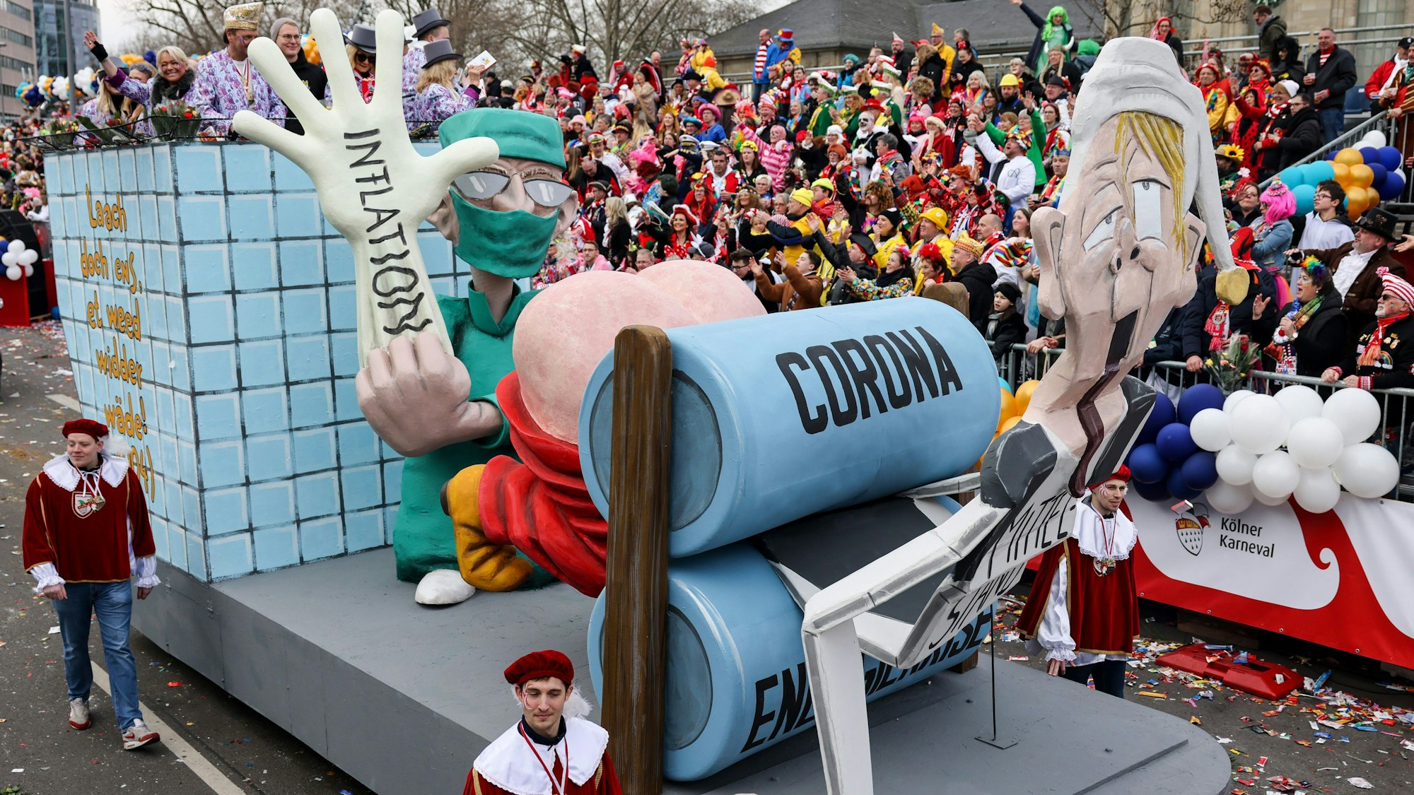 Der Mottowagen„ Laach doch ens, et weed widder wäde“, Motto der Session 2004, mit einer Darstellung eines von Corona, Energiekosten und Inflation gebeutelten Mittelständlers fährt im Festumzug mit. In Köln fand der erste Rosenmontagszug seit drei Jahren statt. 2021 und 2022 waren die Züge wegen Corona ausgefallen. 2022 gab es in Köln stattdessen eine Demonstration gegen den Angriffskrieg Russlands auf die Ukraine.