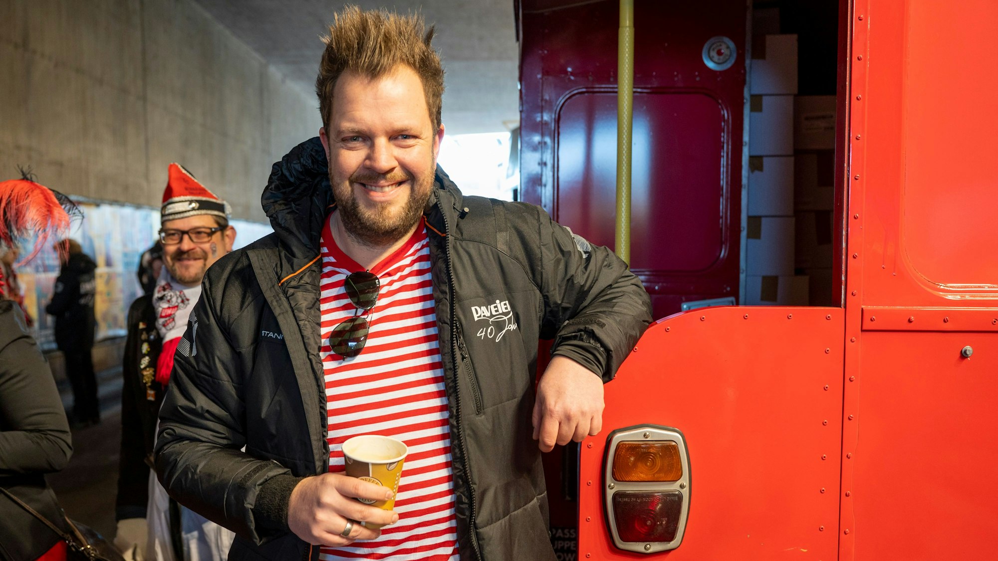 Sven Welters steht neben dem Paveier-Bus.