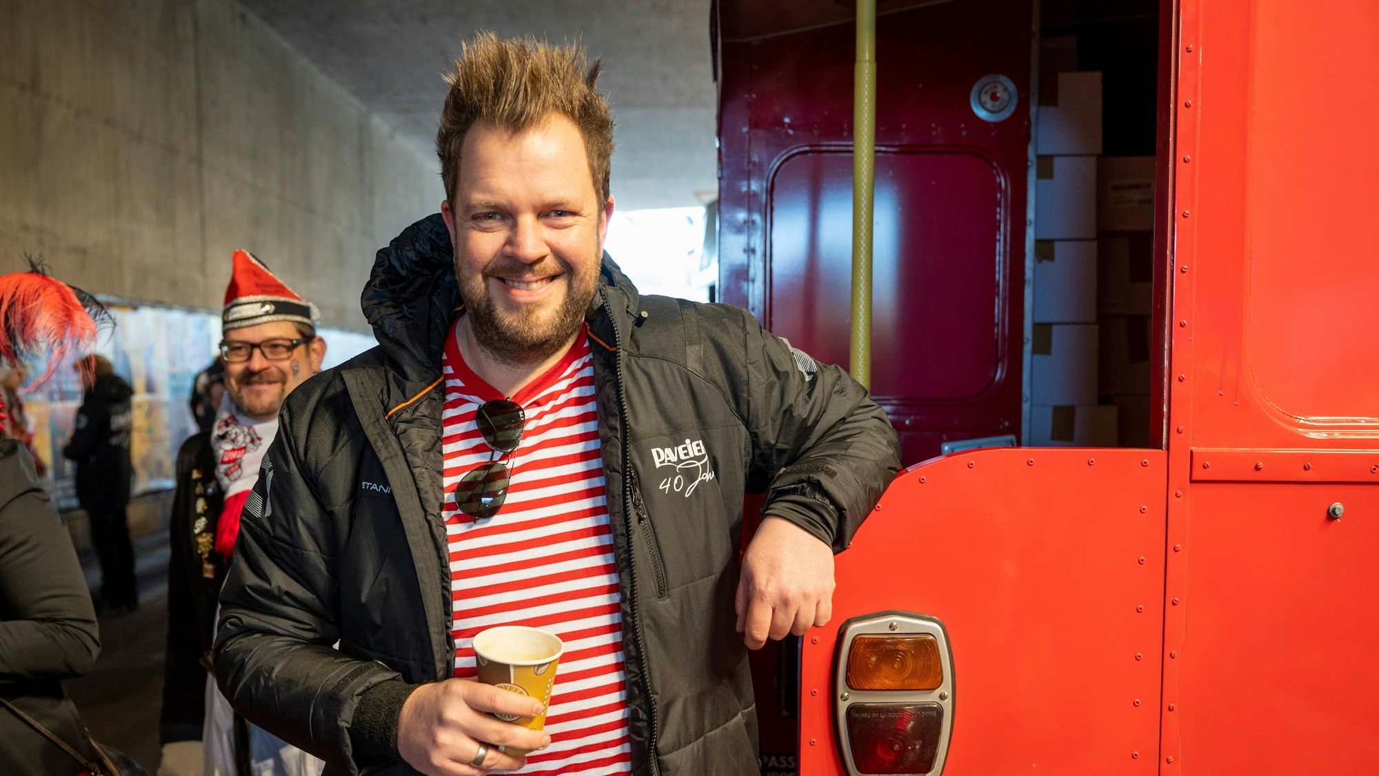 20.02.2023, Köln: Paveier-Sänger Sven Welter mit Kölsch in der Hand