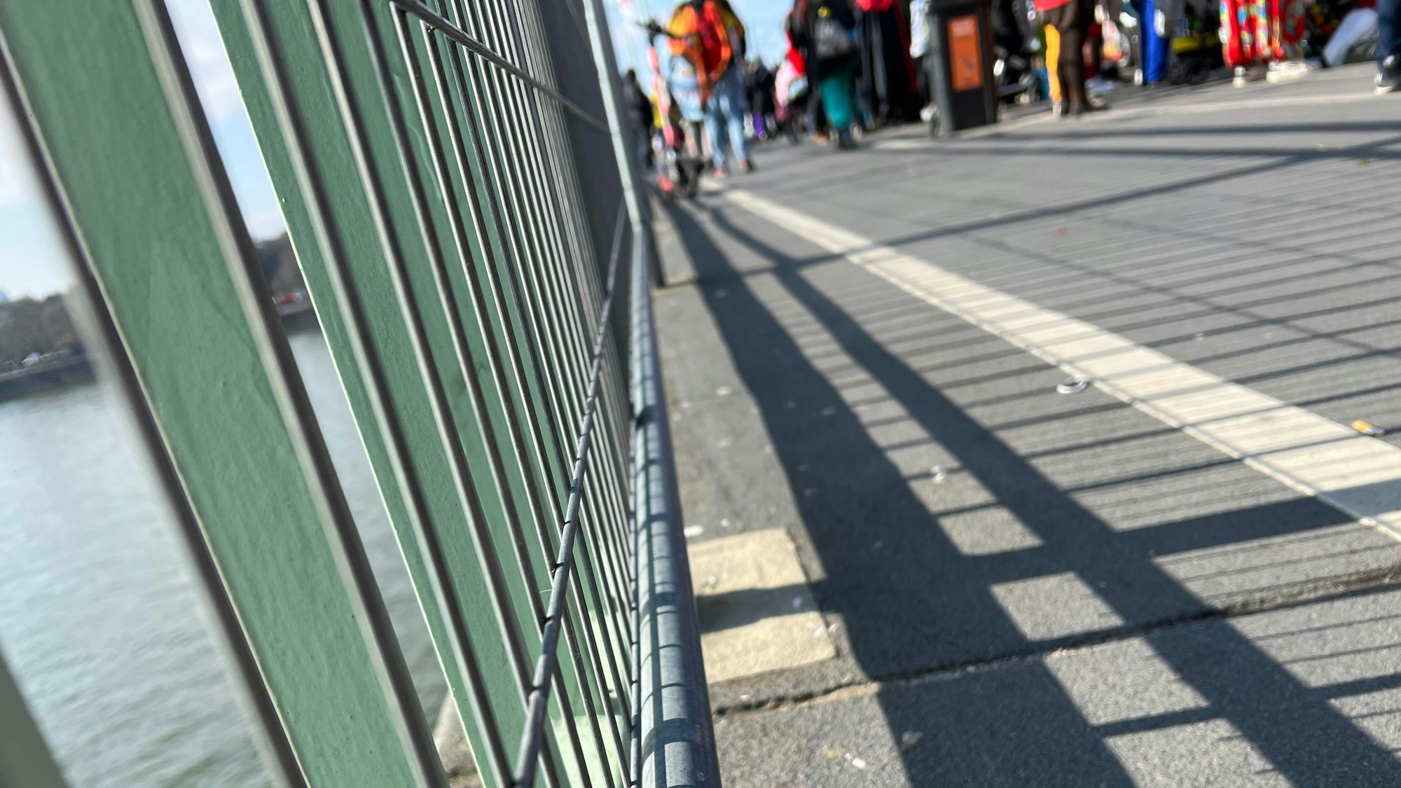 Saubere Sache: Keine Kamelle landeten im Rhein.