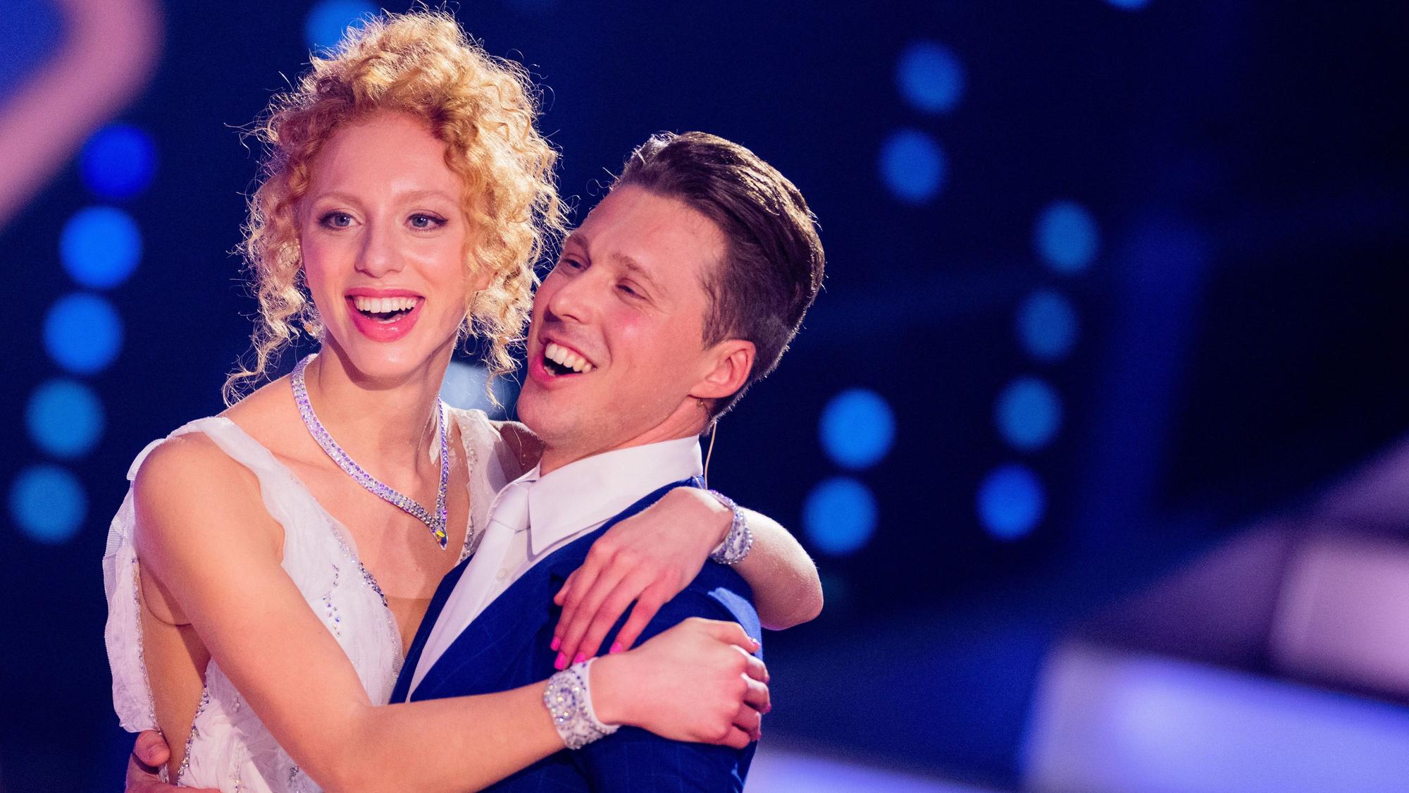 Anna Ermakova, Model, und Valentin Lusin, Profitänzer, freuen sich bei der Kennenlernshow zu Beginn der 16. Staffel der RTL-Tanzshow "Let's Dance" im Coloneum. Sie werden in Zukunft in der RTL-Tanzshow miteinander tanzen. Foto: Rolf Vennenbernd/dpa +++ dpa-Bildfunk +++